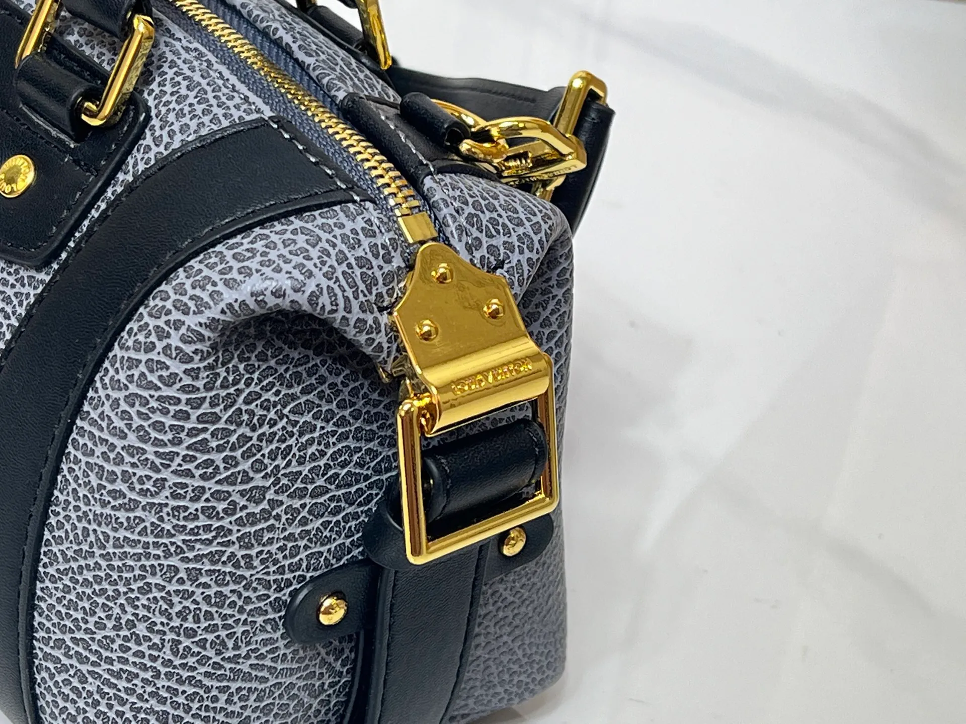 Batch 320💰[Exclusive real shot] Small size M25566 M14623 Full leather motorcycle bag M14702 M14700 NANO LV BIKER handbag This Nano LV Rider handbag is from the 2025 spring and summer series. It is made of pixelated grain sheep leather with smooth cow leather elements, and is decorated with LV Circle logo. The foldable configuration makes it easy to store in a suitcase, and the modern design adds a rock-n-roll edge to any look. Dimensions: 10 x 10 x 23 cm