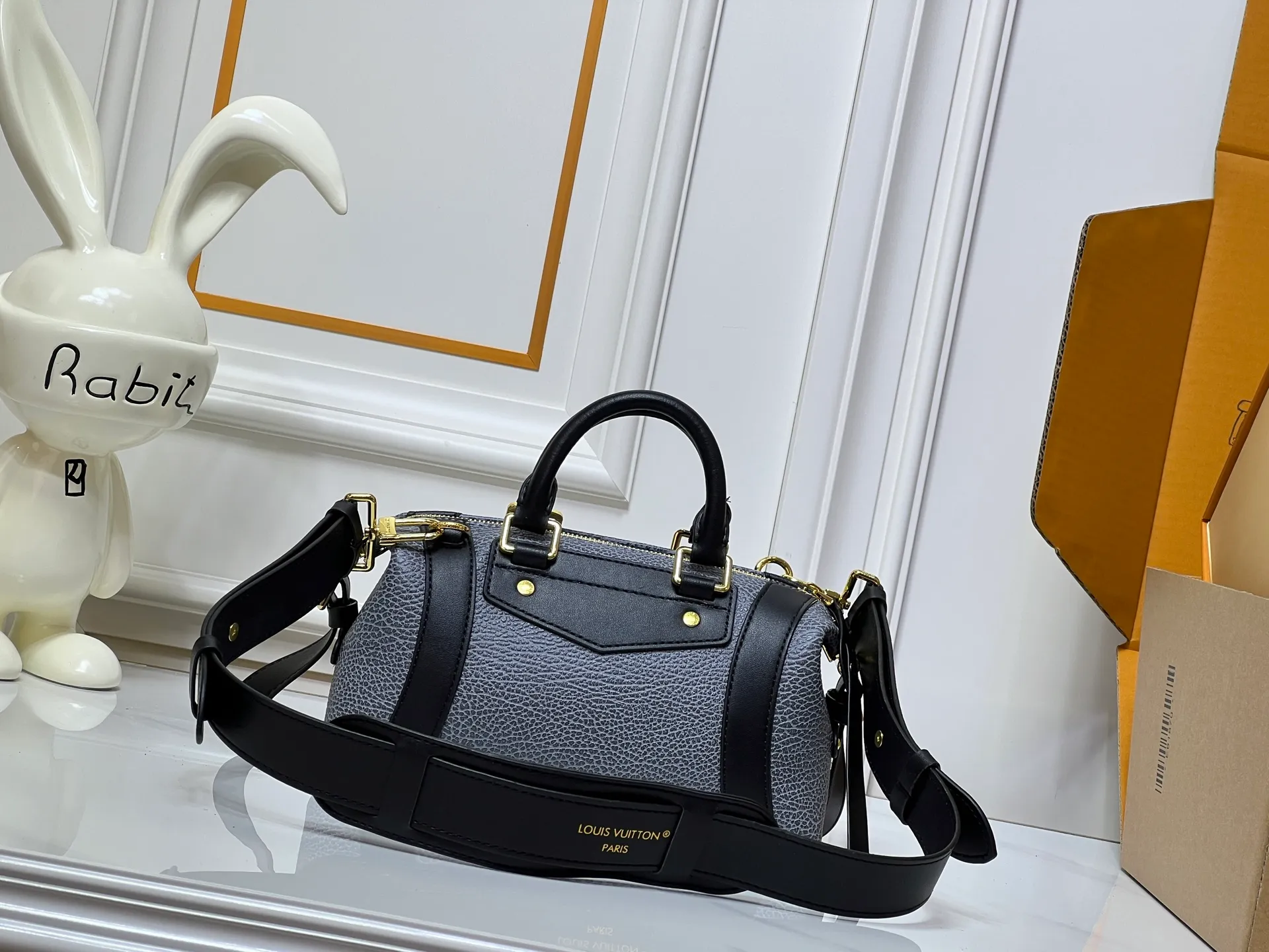 Batch 320💰[Exclusive real shot] Small size M25566 M14623 Full leather motorcycle bag M14702 M14700 NANO LV BIKER handbag This Nano LV Rider handbag is from the 2025 spring and summer series. It is made of pixelated grain sheep leather with smooth cow leather elements, and is decorated with LV Circle logo. The foldable configuration makes it easy to store in a suitcase, and the modern design adds a rock-n-roll edge to any look. Dimensions: 10 x 10 x 23 cm
