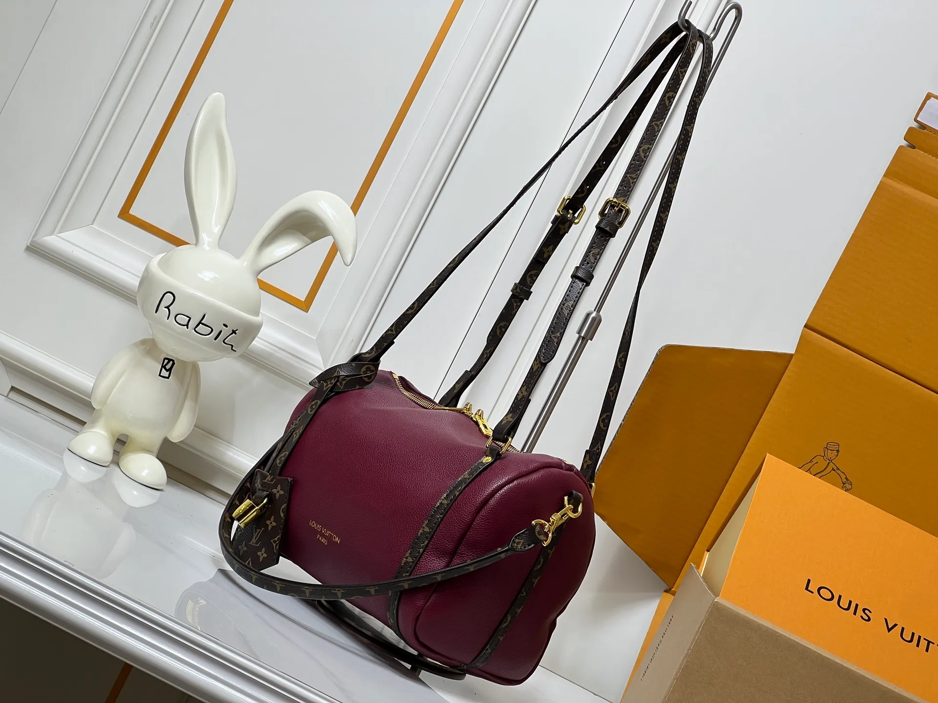 Batch 260💰Upgraded original M26037 M26451 M26359 M26397 M26358 M26039 M26905 M26360 M13668 M13667 This small Express handbag can be called an urban treasure, and its design is inspired by the brand's classic Keepall travel bag. Carefully crafted from fine calf leather, it is decorated with Monogram's classic pattern trim and lining, and is paired with metal hardware and iconic key cases and padlocks, embodying the essence of Louis Vuitton's travel heritage. The compact size can accommodate daily belongings and can be carried in various ways, making it suitable for modern urban life. Dimensions: 26 x 17 x 13.5 (cm) ((length x height x width)