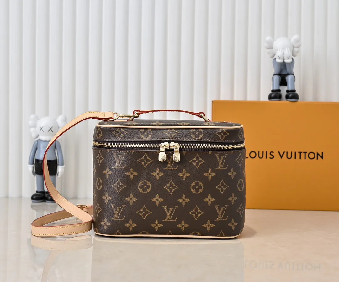 Batch 320💰Upgraded original version ✨M42265 This style is inspired by the iconic Nice cosmetic bag. This elegant toiletry bag is a personalized choice for carrying basic beauty supplies. A hidden zip pocket on the inside of the flap can store especially valuable personal items. - Top woven handle - Monogram coated canvas fabric - Louis Vuitton special coated canvas washable lining - Natural cowhide leather trim - Gold metal hardware - Double-layer zipper closure - Large capacity inside the bag - Zippered pocket on the inside of the flap - Several patch pockets inside - size 24×14×17.