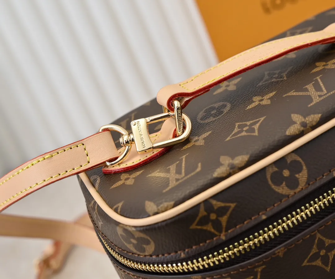 Batch 320💰Upgraded original version ✨M42265 This style is inspired by the iconic Nice cosmetic bag. This elegant toiletry bag is a personalized choice for carrying basic beauty supplies. A hidden zip pocket on the inside of the flap can store especially valuable personal items. - Top woven handle - Monogram coated canvas fabric - Louis Vuitton special coated canvas washable lining - Natural cowhide leather trim - Gold metal hardware - Double-layer zipper closure - Large capacity inside the bag - Zippered pocket on the inside of the flap - Several patch pockets inside - size 24×14×17.