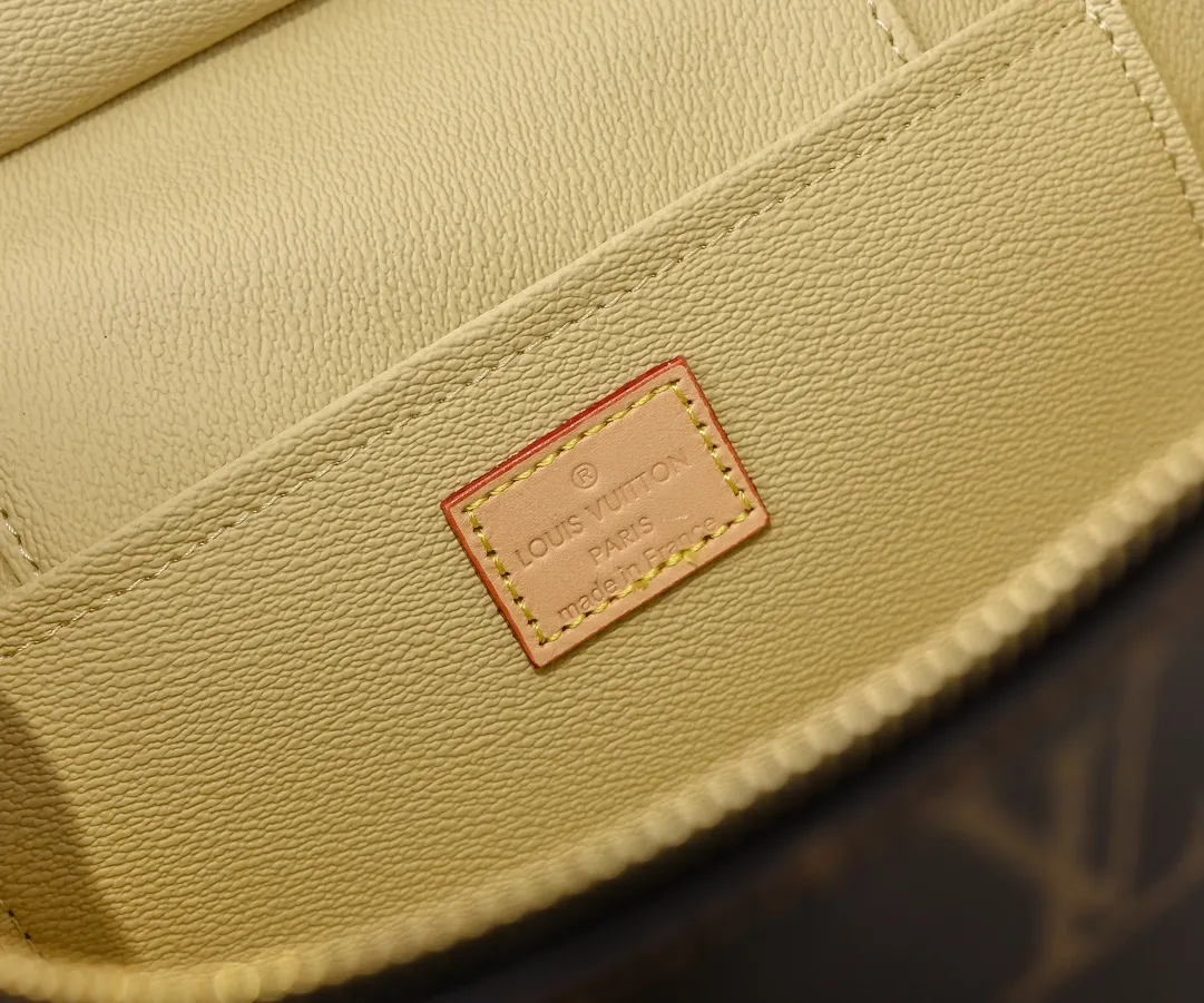 Batch 320💰Upgraded original version ✨M42265 This style is inspired by the iconic Nice cosmetic bag. This elegant toiletry bag is a personalized choice for carrying basic beauty supplies. A hidden zip pocket on the inside of the flap can store especially valuable personal items. - Top woven handle - Monogram coated canvas fabric - Louis Vuitton special coated canvas washable lining - Natural cowhide leather trim - Gold metal hardware - Double-layer zipper closure - Large capacity inside the bag - Zippered pocket on the inside of the flap - Several patch pockets inside - size 24×14×17.