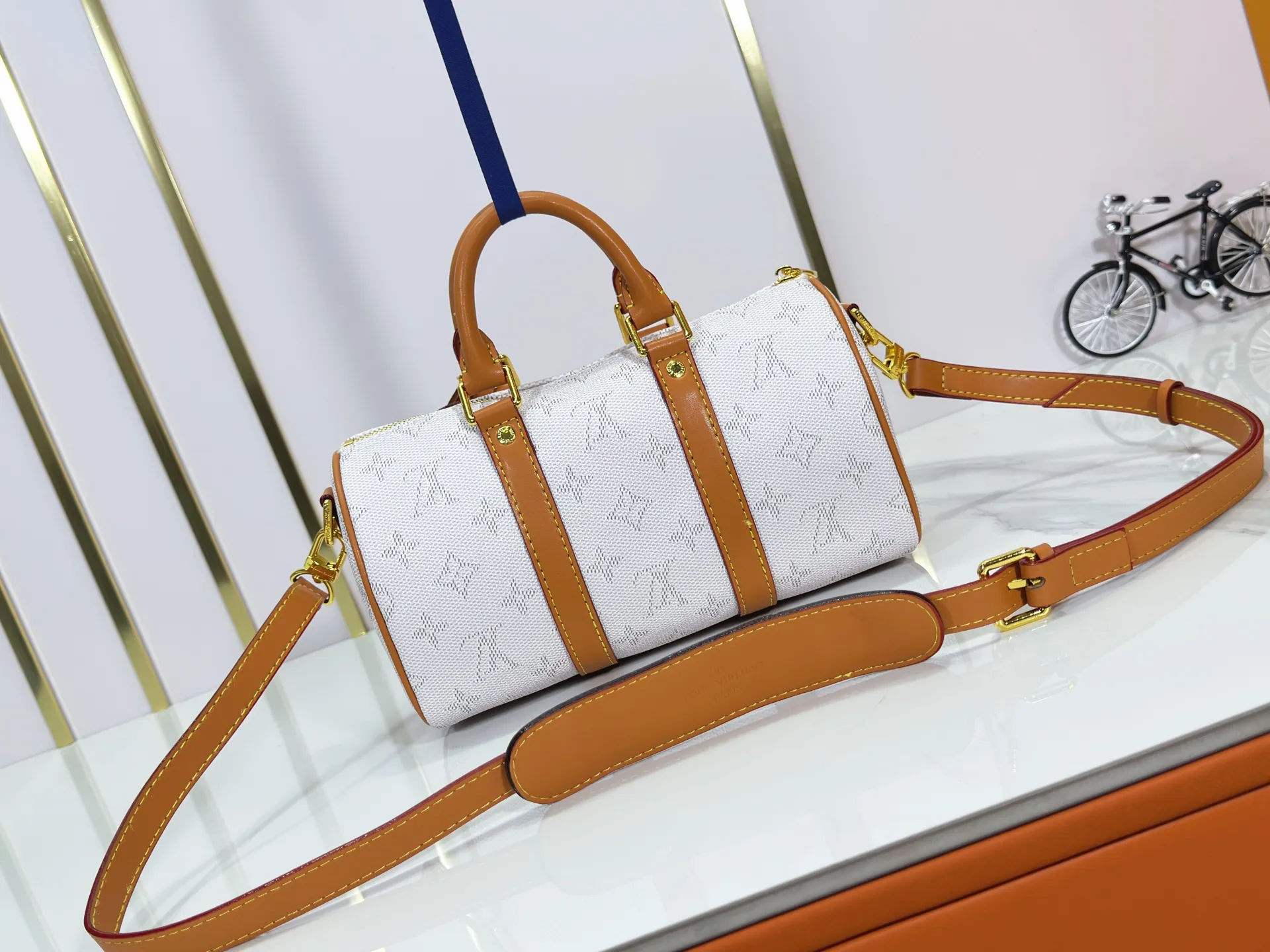 P240 Upgraded original M14078 M01942 M15076 M24434 M46271 M20900 M46249 This handbag condenses the classic silhouette of the Keepall travel bag. It is made of Monogram embossed Taurillon leather. Its compact shape is suitable for storing small items such as mobile phones and wallets. With its clever use of leather handles and detachable shoulder strap, it's easy to carry with you in trendy style. Detailed features Dimensions: 25✘15✘11 cm