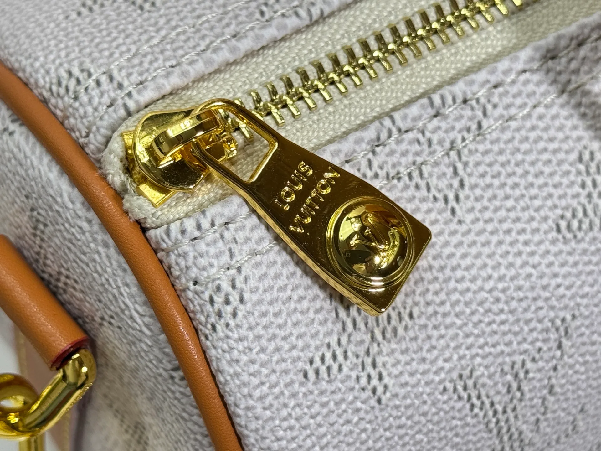 P240 Upgraded original M14078 M01942 M15076 M24434 M46271 M20900 M46249 This handbag condenses the classic silhouette of the Keepall travel bag. It is made of Monogram embossed Taurillon leather. Its compact shape is suitable for storing small items such as mobile phones and wallets. With its clever use of leather handles and detachable shoulder strap, it's easy to carry with you in trendy style. Detailed features Dimensions: 25✘15✘11 cm