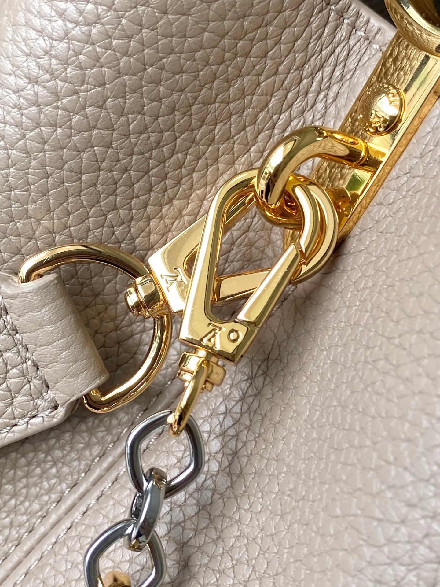 💰2480 "Special Grade Original Leather" M12935 Elephant Gray Medium This Capucines medium handbag is from the Chain On You series. It uses Taurillon cow leather to focus on the brand's ingenuity and sophisticated craftsmanship. The jewelry-style double-plated chain is embellished with Monogram flowers, and the rounded LV letters and metal parts add elegant touches. Whether worn cross-body, hand-carried or shoulder-carried, it can display elegant style. Dimensions: 31.5 × 20 × 11 cm