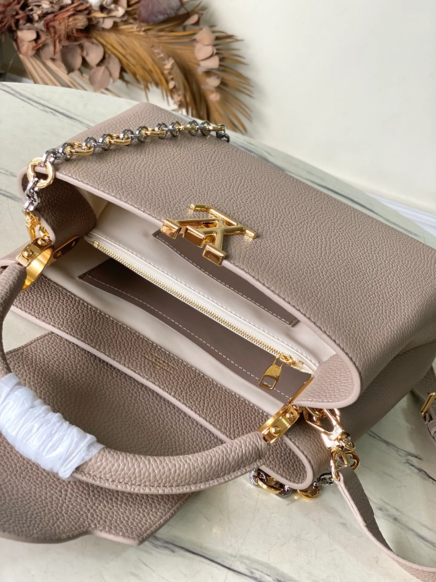 💰2480 "Special Grade Original Leather" M12935 Elephant Gray Medium This Capucines medium handbag is from the Chain On You series. It uses Taurillon cow leather to focus on the brand's ingenuity and sophisticated craftsmanship. The jewelry-style double-plated chain is embellished with Monogram flowers, and the rounded LV letters and metal parts add elegant touches. Whether worn cross-body, hand-carried or shoulder-carried, it can display elegant style. Dimensions: 31.5 × 20 × 11 cm