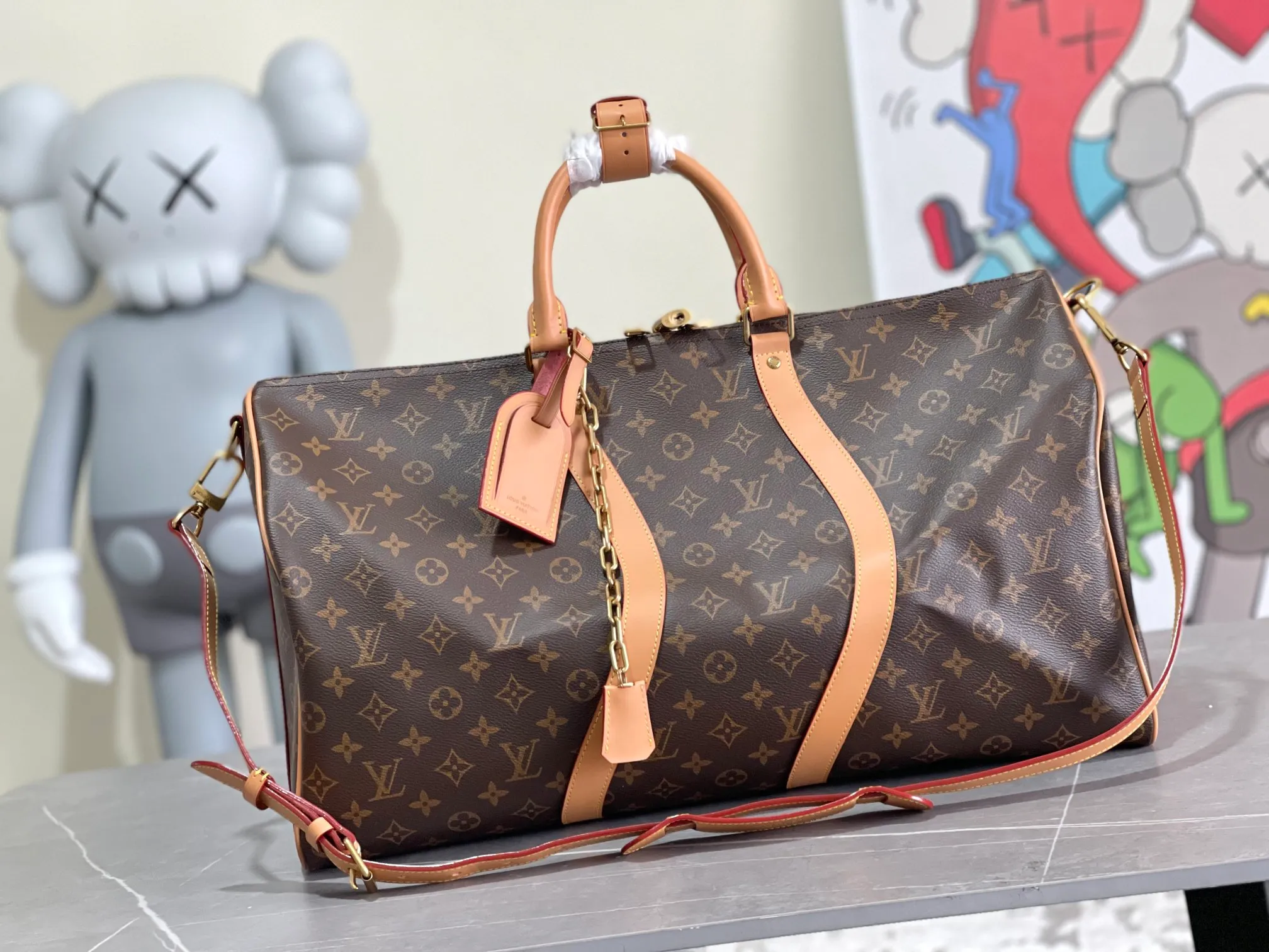 💰1160 Top original order M44474, KEEPALL 50 travel bag (with shoulder strap) Men's clothing art director Virgil Abloh uses a novel design concept to inject a fresh breath into the brand's beloved KEEPALL 50 travel bag, which is classic and even more stunning. The iconic Monogram pattern is paired with sulfur gold hardware to create an urban style. The detachable leather shoulder strap comes with a hanging chain, making it more fashionable and versatile. Dimensions: 50.0x 29.0x 23.0 cm (length x height x width). Monogram Solar Ray canvas, cowhide leather trim, gold-tone handle, suitable for hand or hand carry, leather handle retaining cover, zipper closure, detachable shoulder strap, leather designer fabric lining, zippered interior pocket