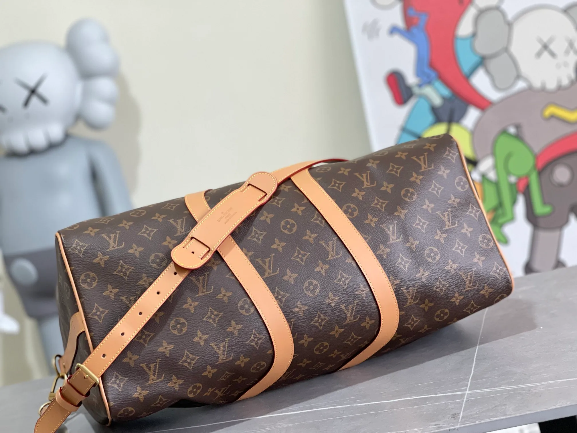 💰1160 Top original order M44474, KEEPALL 50 travel bag (with shoulder strap) Men's clothing art director Virgil Abloh uses a novel design concept to inject a fresh breath into the brand's beloved KEEPALL 50 travel bag, which is classic and even more stunning. The iconic Monogram pattern is paired with sulfur gold hardware to create an urban style. The detachable leather shoulder strap comes with a hanging chain, making it more fashionable and versatile. Dimensions: 50.0x 29.0x 23.0 cm (length x height x width). Monogram Solar Ray canvas, cowhide leather trim, gold-tone handle, suitable for hand or hand carry, leather handle retaining cover, zipper closure, detachable shoulder strap, leather designer fabric lining, zippered interior pocket