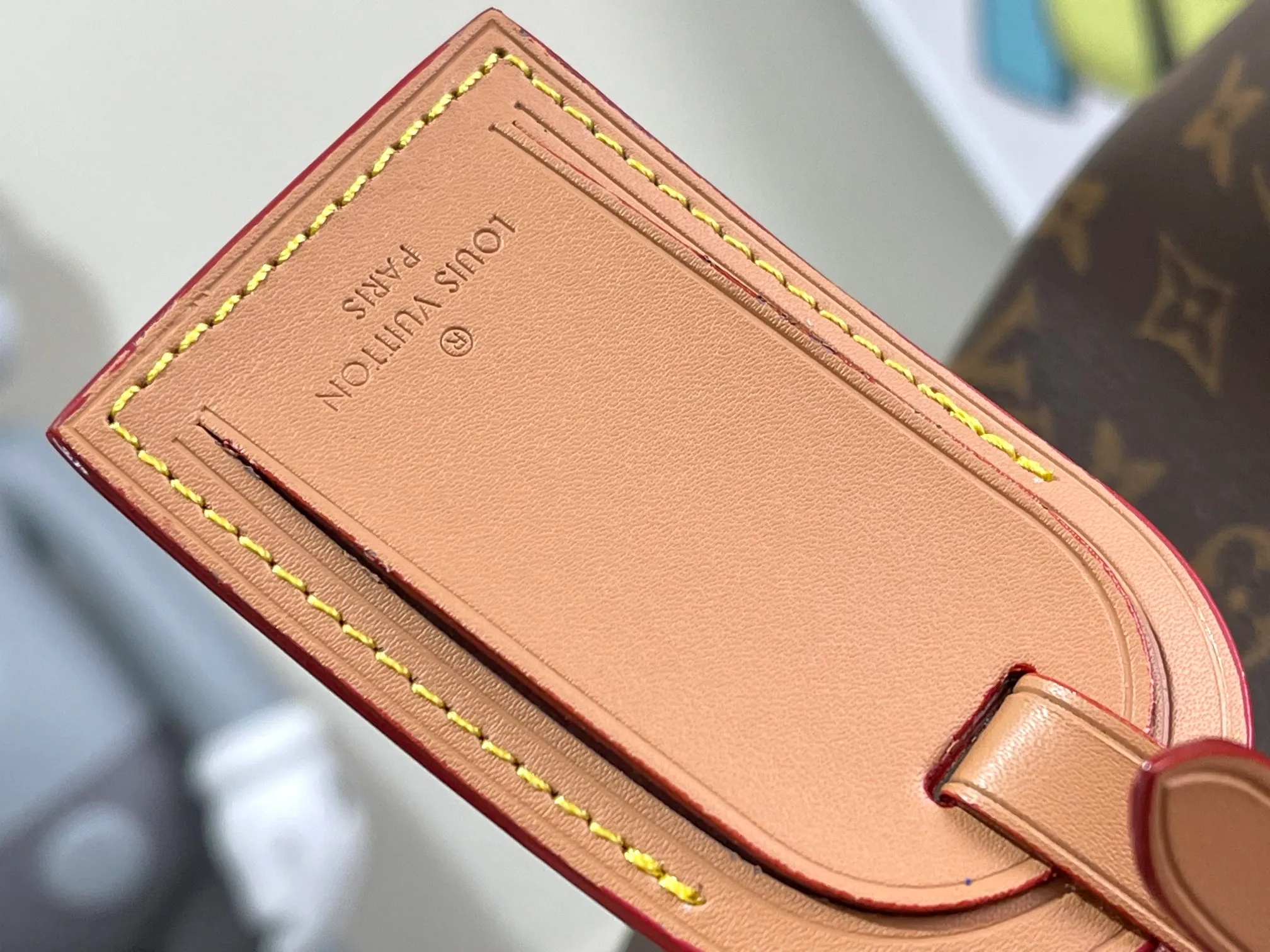 💰1160 Top original order M44474, KEEPALL 50 travel bag (with shoulder strap) Men's clothing art director Virgil Abloh uses a novel design concept to inject a fresh breath into the brand's beloved KEEPALL 50 travel bag, which is classic and even more stunning. The iconic Monogram pattern is paired with sulfur gold hardware to create an urban style. The detachable leather shoulder strap comes with a hanging chain, making it more fashionable and versatile. Dimensions: 50.0x 29.0x 23.0 cm (length x height x width). Monogram Solar Ray canvas, cowhide leather trim, gold-tone handle, suitable for hand or hand carry, leather handle retaining cover, zipper closure, detachable shoulder strap, leather designer fabric lining, zippered interior pocket