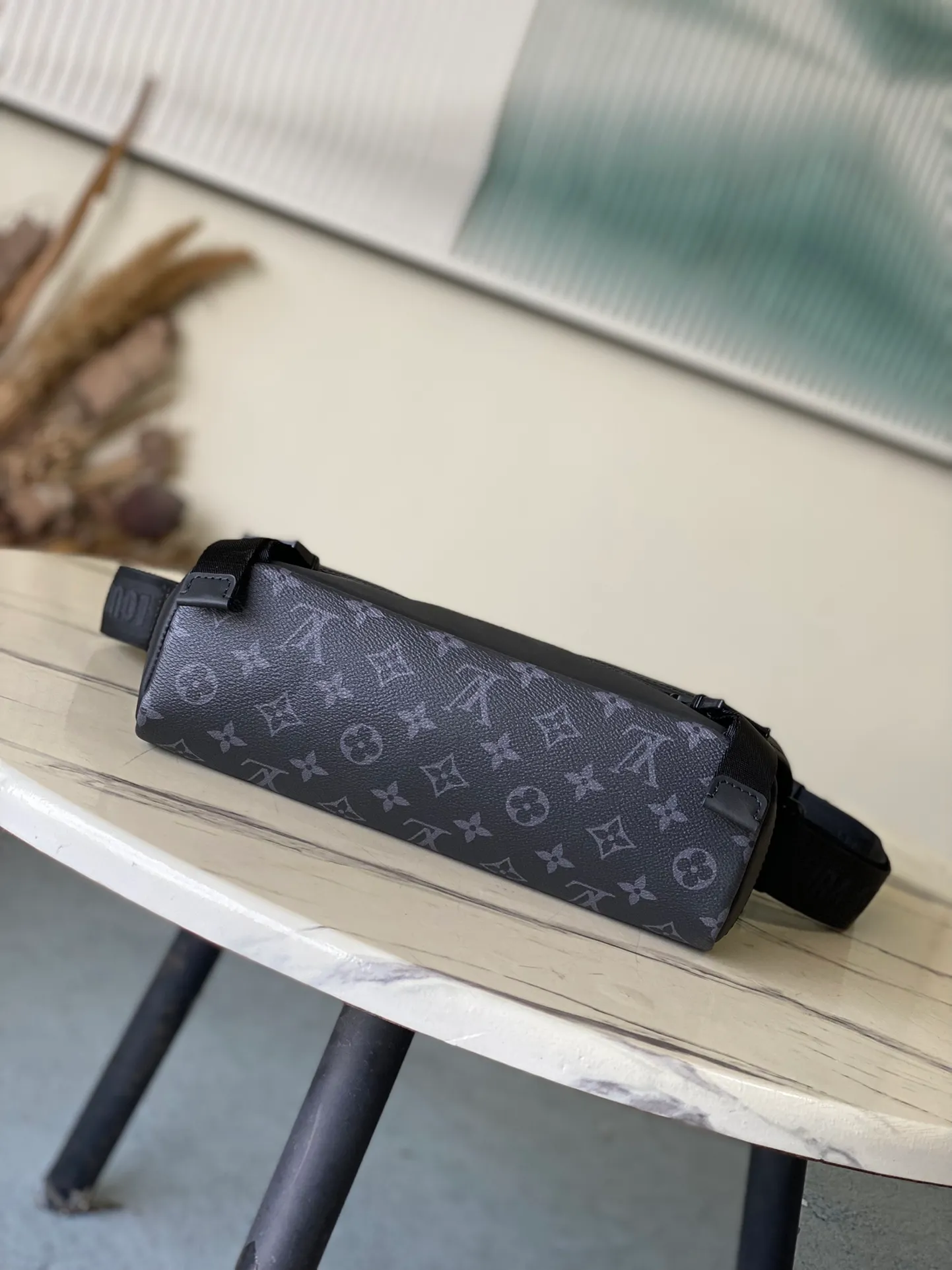 💰1000 Top Original Order M12517 This Voyager small messenger bag is made of Monogram Eclipse canvas to create a comfortable and portable structure that can easily accommodate a tablet computer, charger and other daily needs. The quick-release buckle displays the V letter, and the adjustable shoulder strap allows for shoulder and cross-body wear. Dimensions: 33 × 22.5 × 11 cm