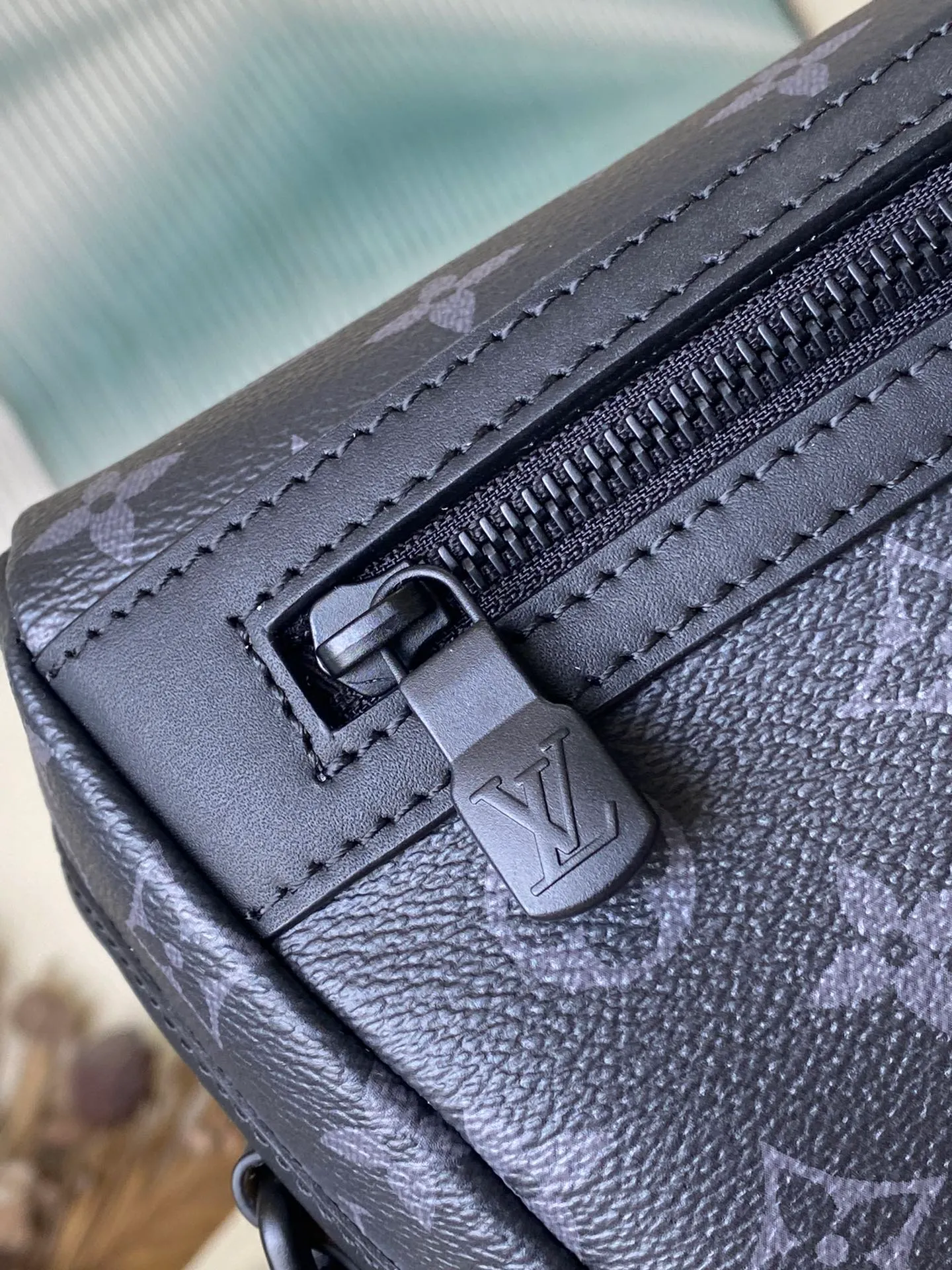💰1000 Top Original Order M12517 This Voyager small messenger bag is made of Monogram Eclipse canvas to create a comfortable and portable structure that can easily accommodate a tablet computer, charger and other daily needs. The quick-release buckle displays the V letter, and the adjustable shoulder strap allows for shoulder and cross-body wear. Dimensions: 33 × 22.5 × 11 cm