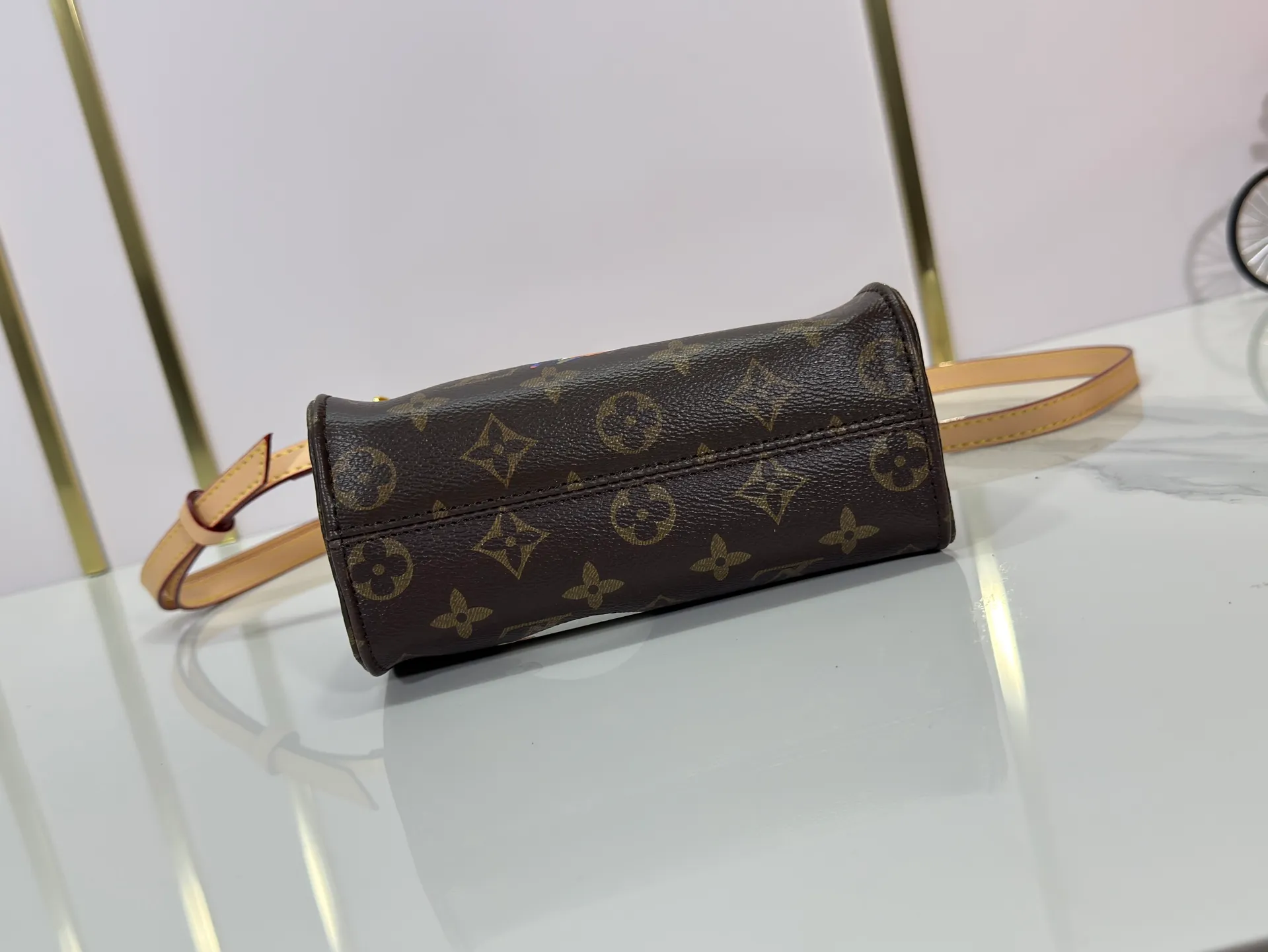 P220 upgraded original M13668 M46839 Louis Vuitton x Murakami reissue series interprets the exquisite version of the OnTheGo handbag with playful touches. Monogram canvas and cow leather establish the brand's classic style, and Murakami's cute and cute panda image is transformed into front and back prints. The detachable and adjustable shoulder strap provides a variety of carrying options, and the zippered interior pocket keeps personal items safe and secure. Dimensions: 18.0 x 15.0 x 8.5 cm (length x height x width)