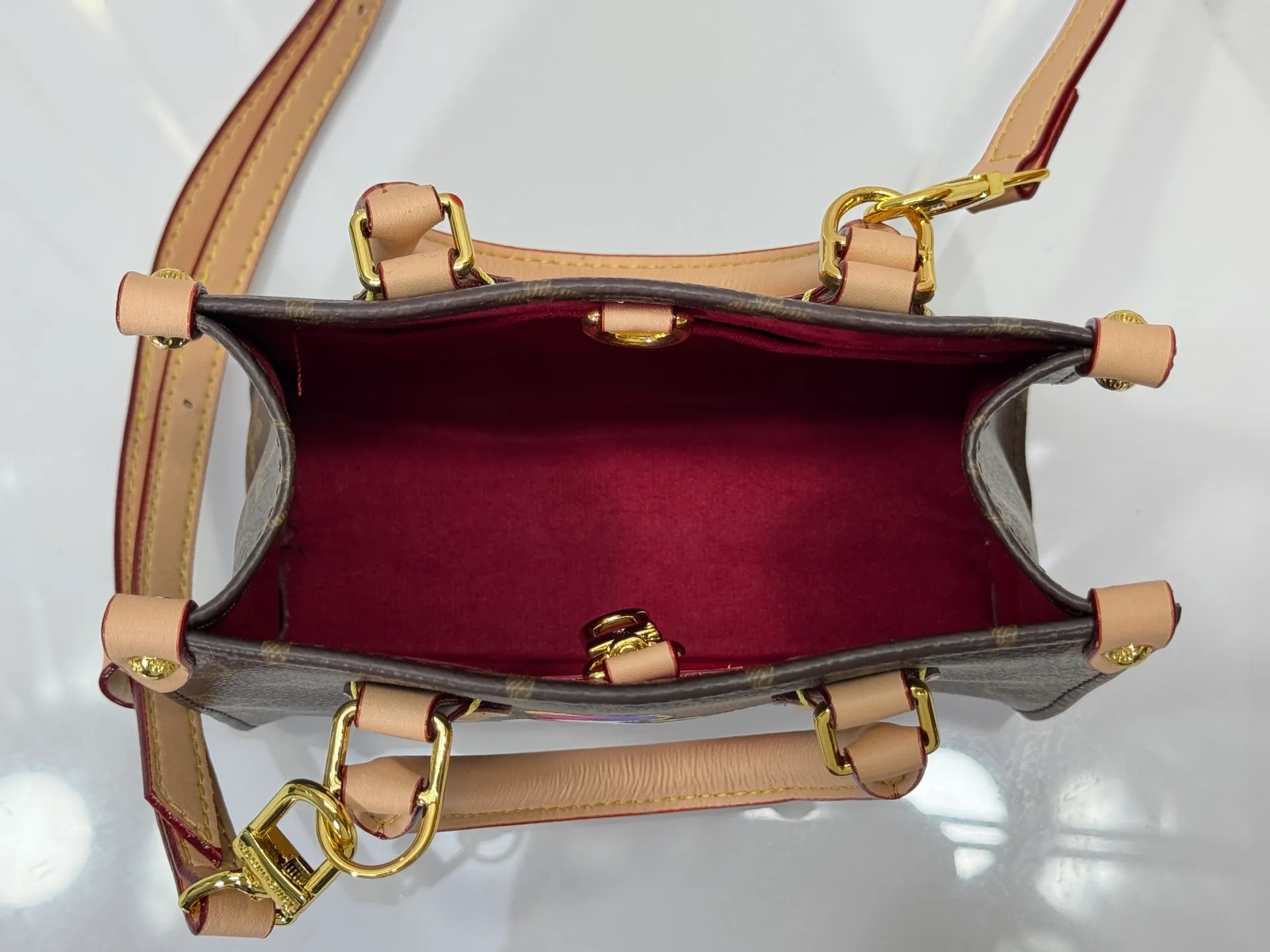 P220 upgraded original M13668 M46839 Louis Vuitton x Murakami reissue series interprets the exquisite version of the OnTheGo handbag with playful touches. Monogram canvas and cow leather establish the brand's classic style, and Murakami's cute and cute panda image is transformed into front and back prints. The detachable and adjustable shoulder strap provides a variety of carrying options, and the zippered interior pocket keeps personal items safe and secure. Dimensions: 18.0 x 15.0 x 8.5 cm (length x height x width)