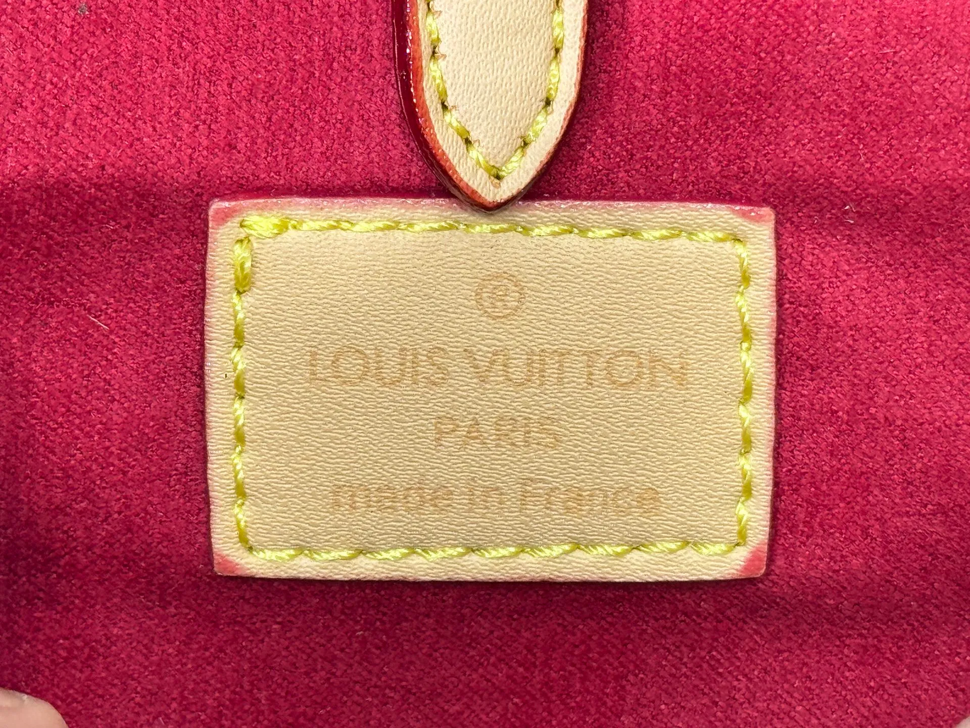 P220 upgraded original M13668 M46839 Louis Vuitton x Murakami reissue series interprets the exquisite version of the OnTheGo handbag with playful touches. Monogram canvas and cow leather establish the brand's classic style, and Murakami's cute and cute panda image is transformed into front and back prints. The detachable and adjustable shoulder strap provides a variety of carrying options, and the zippered interior pocket keeps personal items safe and secure. Dimensions: 18.0 x 15.0 x 8.5 cm (length x height x width)