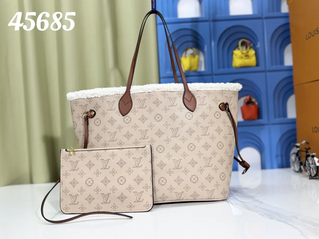 P260💰Shearling, m40995 m45685 medium shopping bag male, Louis Vuitton's new neverfull is a new interpretation of the classic handbag, explore the exquisite details inside the bag. Redesigned interior pockets feature fresh fabric linings and vintage details inspired by the Louis Vuitton archives, most notably the detachable zippered clutch, which can be used on its own as a sophisticated clutch or as an additional pocket. Bright lining tones add a lively feel to the classic monogram canvas. Size: 32*29*17 cm