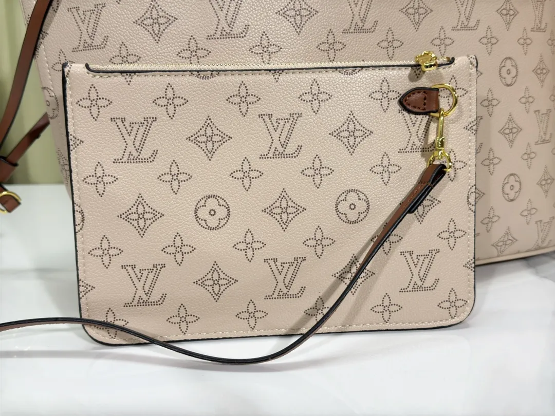 P260💰Shearling, m40995 m45685 medium shopping bag male, Louis Vuitton's new neverfull is a new interpretation of the classic handbag, explore the exquisite details inside the bag. Redesigned interior pockets feature fresh fabric linings and vintage details inspired by the Louis Vuitton archives, most notably the detachable zippered clutch, which can be used on its own as a sophisticated clutch or as an additional pocket. Bright lining tones add a lively feel to the classic monogram canvas. Size: 32*29*17 cm