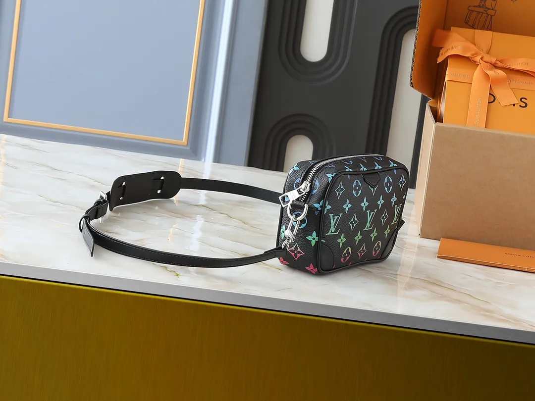 💰200💰Upgraded from the original M14058 M14253. This Trocadéro mini handbag is made of Monogram canvas, with vintage cow leather trim and reinforced front corners. It pays tribute to Louis Vuitton’s legendary history and combines retro charm with sophisticated modernity. Inspired by Louis Vuitton's cross-body bags designed in the 1980s, it features a removable and adjustable shoulder strap. 20.0 x 13.0 x 6.5 cm (length x height x width)