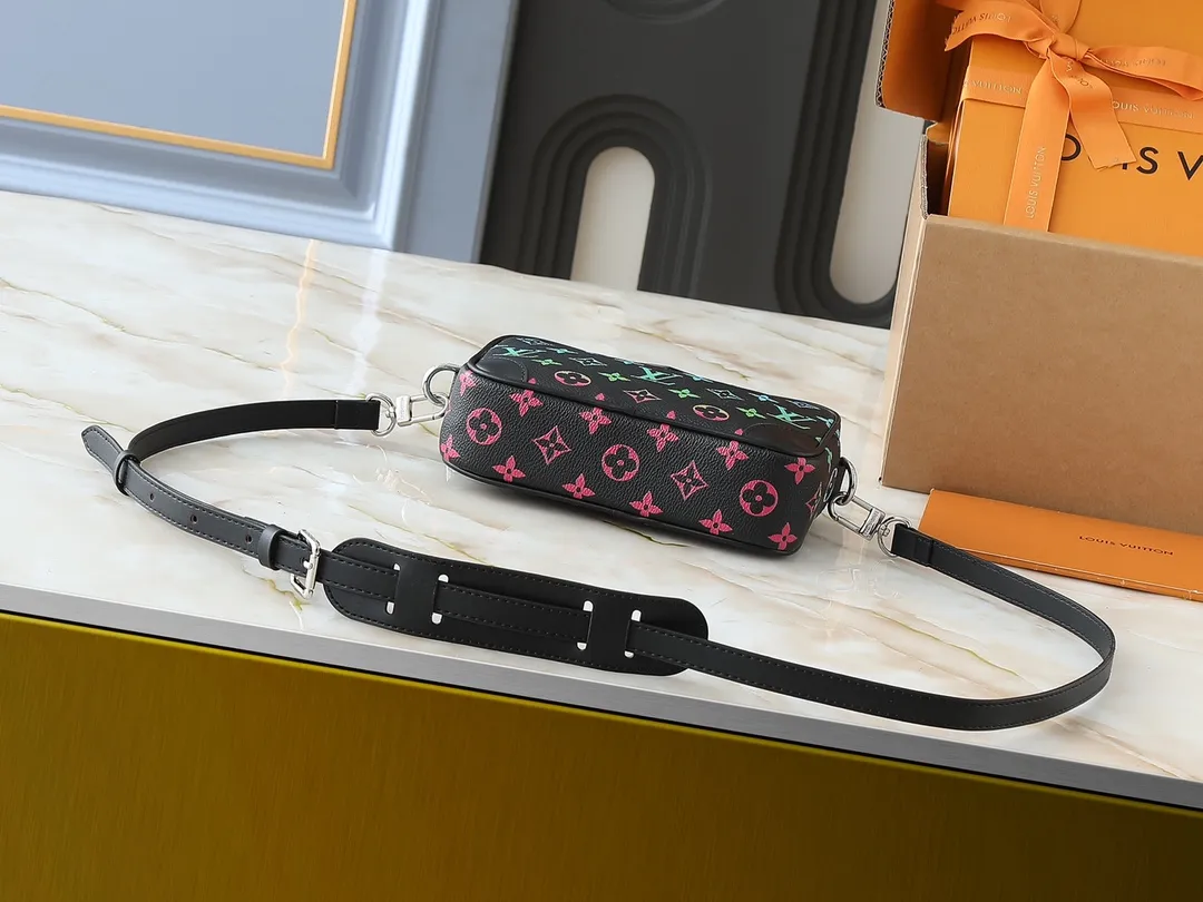 💰200💰Upgraded from the original M14058 M14253. This Trocadéro mini handbag is made of Monogram canvas, with vintage cow leather trim and reinforced front corners. It pays tribute to Louis Vuitton’s legendary history and combines retro charm with sophisticated modernity. Inspired by Louis Vuitton's cross-body bags designed in the 1980s, it features a removable and adjustable shoulder strap. 20.0 x 13.0 x 6.5 cm (length x height x width)