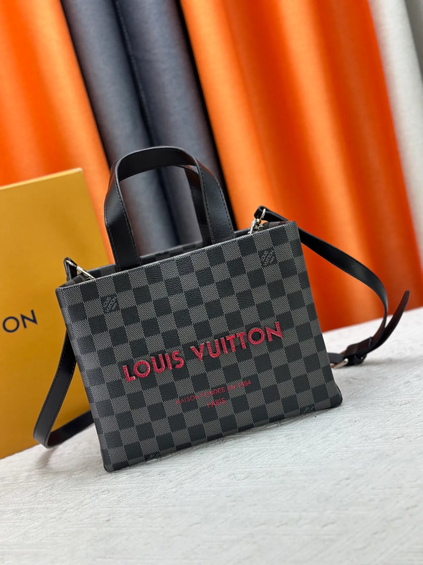 P280 M13940 Black Check Presbyopia Orange Black Green Pink PHARREL and NIGO collection’s joint series top original order This Shopper medium handbag draws inspiration from Louis Vuitton shopping bags, with the words Louis Vuitton and Maison Fondée En 1854 written on soft cow leather, with a top handle and a detachable shoulder strap. 25x19x11 • Cow leather • Cow leather trim • Textile lining • Metal hardware • Musketon closure • Main compartment • Zip pocket • Double patch pockets • Handles: Double handle