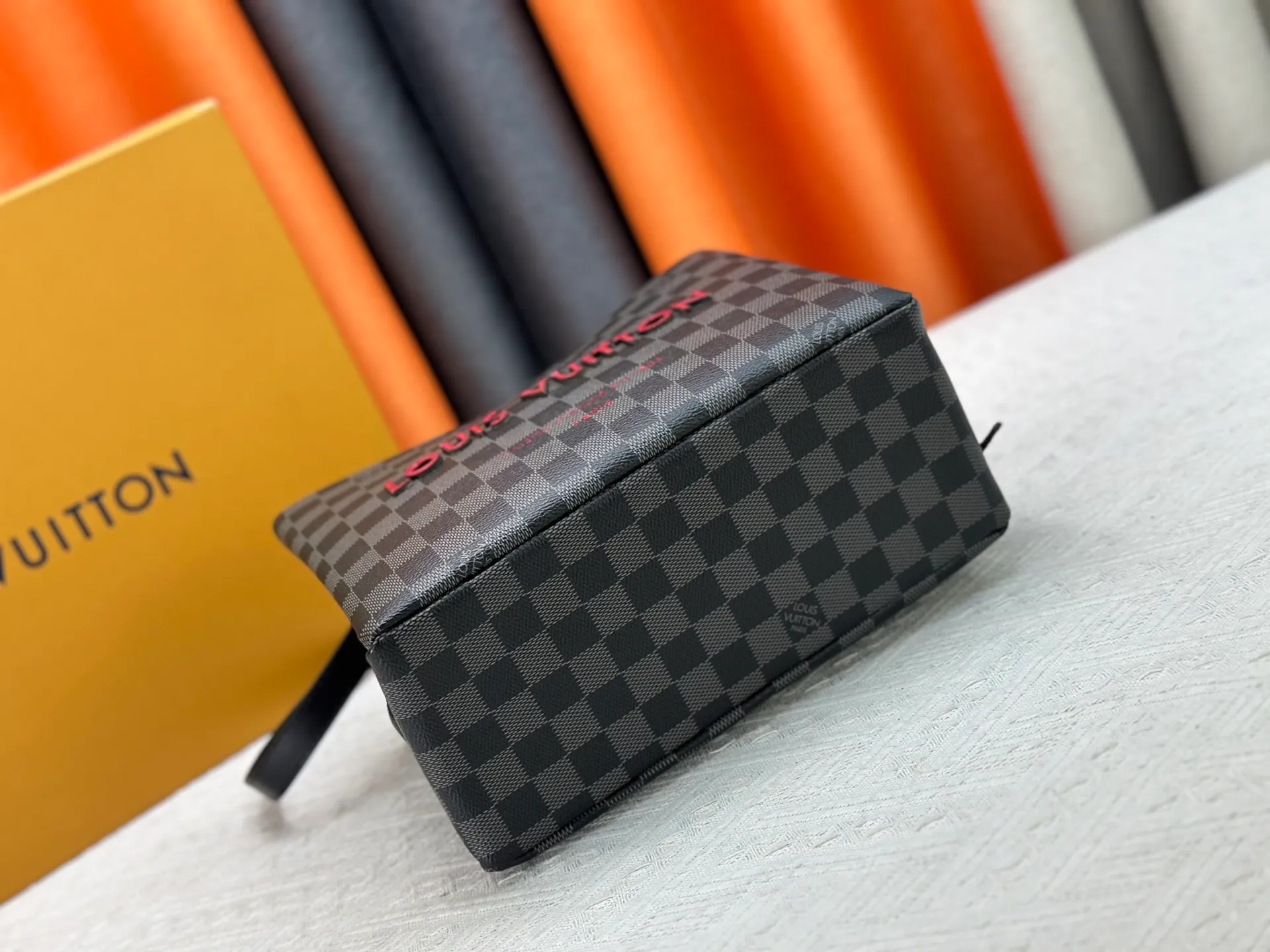 P280 M13940 Black Check Presbyopia Orange Black Green Pink PHARREL and NIGO collection’s joint series top original order This Shopper medium handbag draws inspiration from Louis Vuitton shopping bags, with the words Louis Vuitton and Maison Fondée En 1854 written on soft cow leather, with a top handle and a detachable shoulder strap. 25x19x11 • Cow leather • Cow leather trim • Textile lining • Metal hardware • Musketon closure • Main compartment • Zip pocket • Double patch pockets • Handles: Double handle