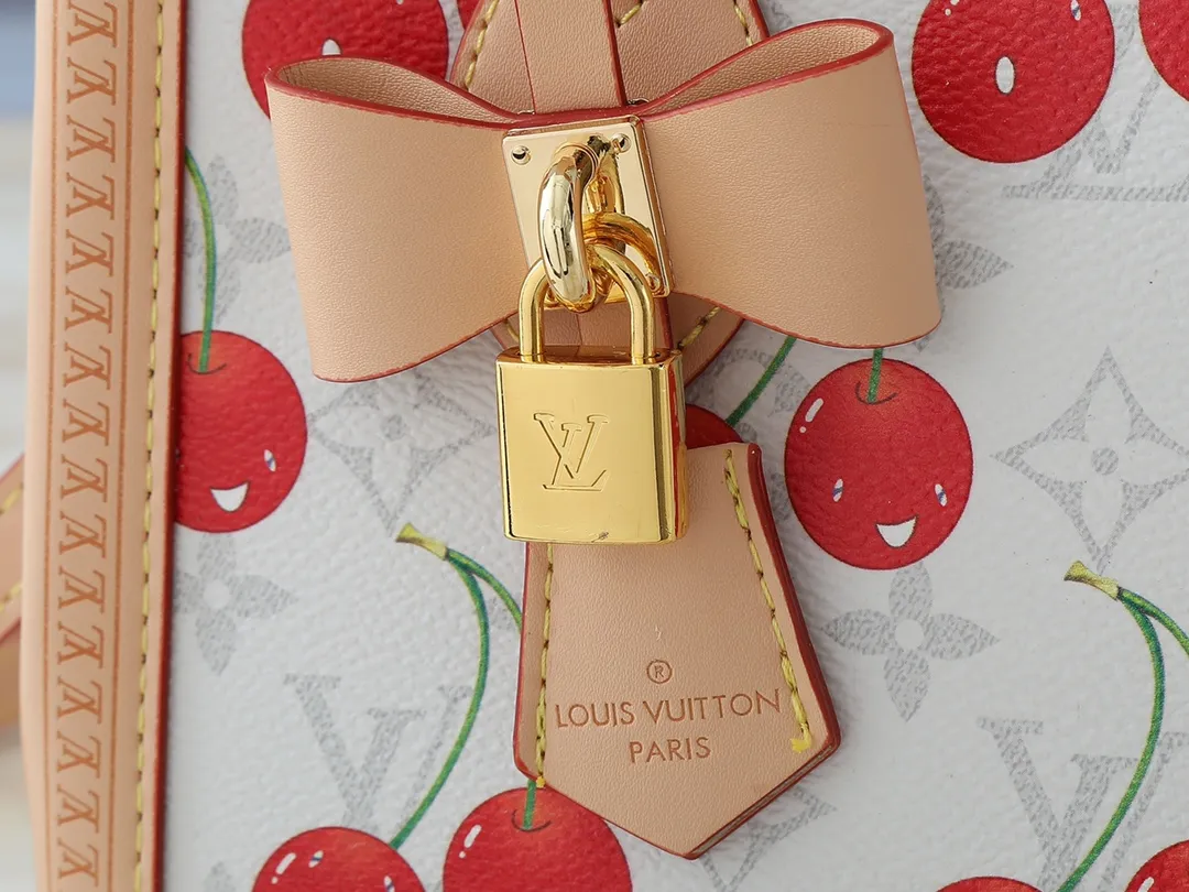 💰300💰Upgraded from the original M13079 M45495 M45659 M44571, the Louis Vuitton x Murakami reissue series interprets the OnTheGo small handbag in a smart way. The colorful Monogram canvas body, cowhide leather trim and LV x TM key bag highlight the sophisticated style. The shiny corners recall the design of traditional Louis Vuitton luggage, and the shoulder strap and top handle allow for multiple carrying methods. Dimensions: 25.0 x 19.0 x 11.5 cm (length x height x width)