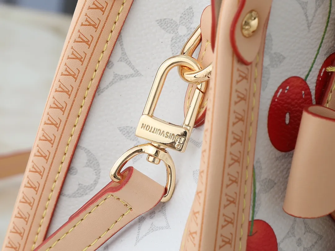 💰300💰Upgraded from the original M13079 M45495 M45659 M44571, the Louis Vuitton x Murakami reissue series interprets the OnTheGo small handbag in a smart way. The colorful Monogram canvas body, cowhide leather trim and LV x TM key bag highlight the sophisticated style. The shiny corners recall the design of traditional Louis Vuitton luggage, and the shoulder strap and top handle allow for multiple carrying methods. Dimensions: 25.0 x 19.0 x 11.5 cm (length x height x width)