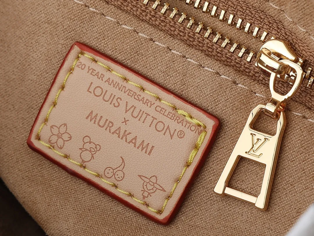 💰300💰Upgraded from the original M13079 M45495 M45659 M44571, the Louis Vuitton x Murakami reissue series interprets the OnTheGo small handbag in a smart way. The colorful Monogram canvas body, cowhide leather trim and LV x TM key bag highlight the sophisticated style. The shiny corners recall the design of traditional Louis Vuitton luggage, and the shoulder strap and top handle allow for multiple carrying methods. Dimensions: 25.0 x 19.0 x 11.5 cm (length x height x width)