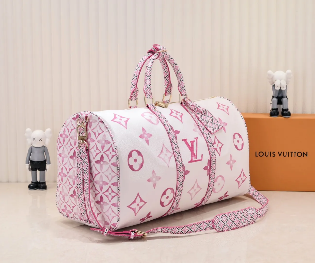 P440 M41416 10916 10254 41416 keepall is a classic in the Louis Vuitton travel bag series. This large keepall is made of monogram canvas, with a detachable leather shoulder strap and a detachable leather ID holder. Dimensions: 50.0 x 29.0 x 23.0 cm
