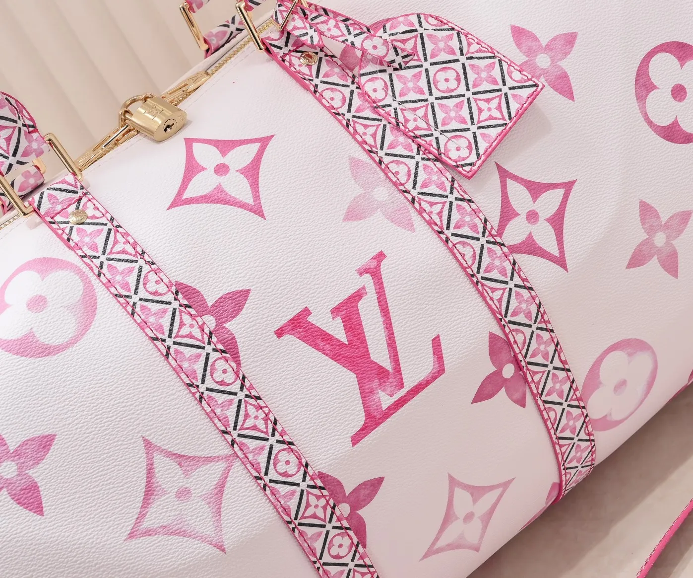 P440 M41416 10916 10254 41416 keepall is a classic in the Louis Vuitton travel bag series. This large keepall is made of monogram canvas, with a detachable leather shoulder strap and a detachable leather ID holder. Dimensions: 50.0 x 29.0 x 23.0 cm
