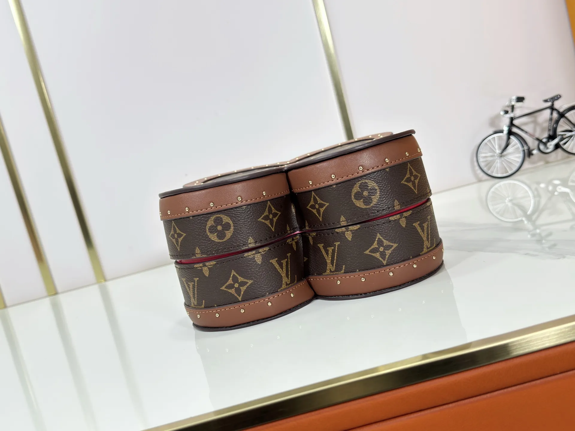 P420 M80303 Upgraded original LV four-leaf clover storage box🎁Classic presbyopia four-leaf clover shape, hot stamping rivets➕red and brown color, size 24.5×24.5×10.5