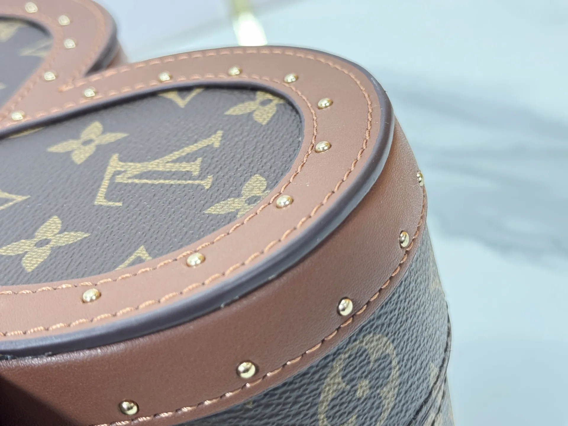 P420 M80303 Upgraded original LV four-leaf clover storage box🎁Classic presbyopia four-leaf clover shape, hot stamping rivets➕red and brown color, size 24.5×24.5×10.5