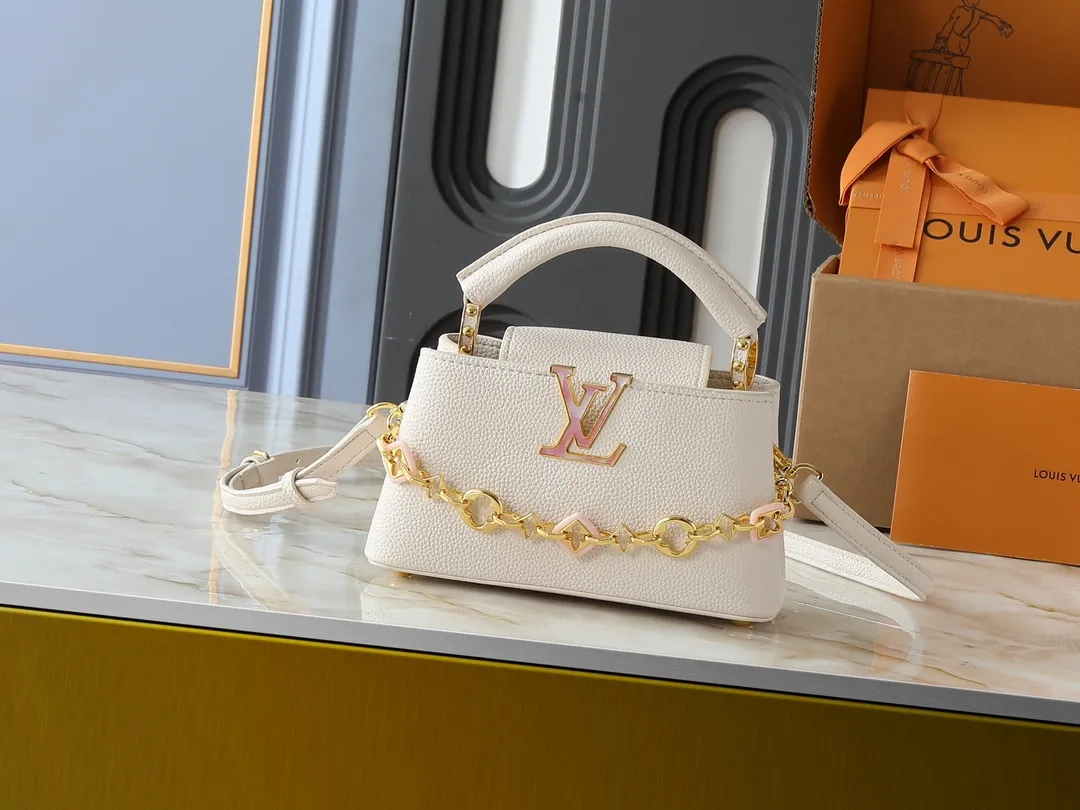 💰420💰Guangzhou goods Upgraded from the original M14381 M14970 M14393 M14972 M14971 This Harmony series launches the Capucines East West mini handbag, which uses a decorative chain to show the inspiration of the Monogram flower. Taurillon cow leather creates an exquisite structure, and the LV letters interpret the colorful brushstrokes of the Puffygram jewelry series. The flap can be folded in or out, and the inner pocket can safely store valuables. Dimensions: 22.0 x 12.0 x 8.0 cm (length x height x width)
