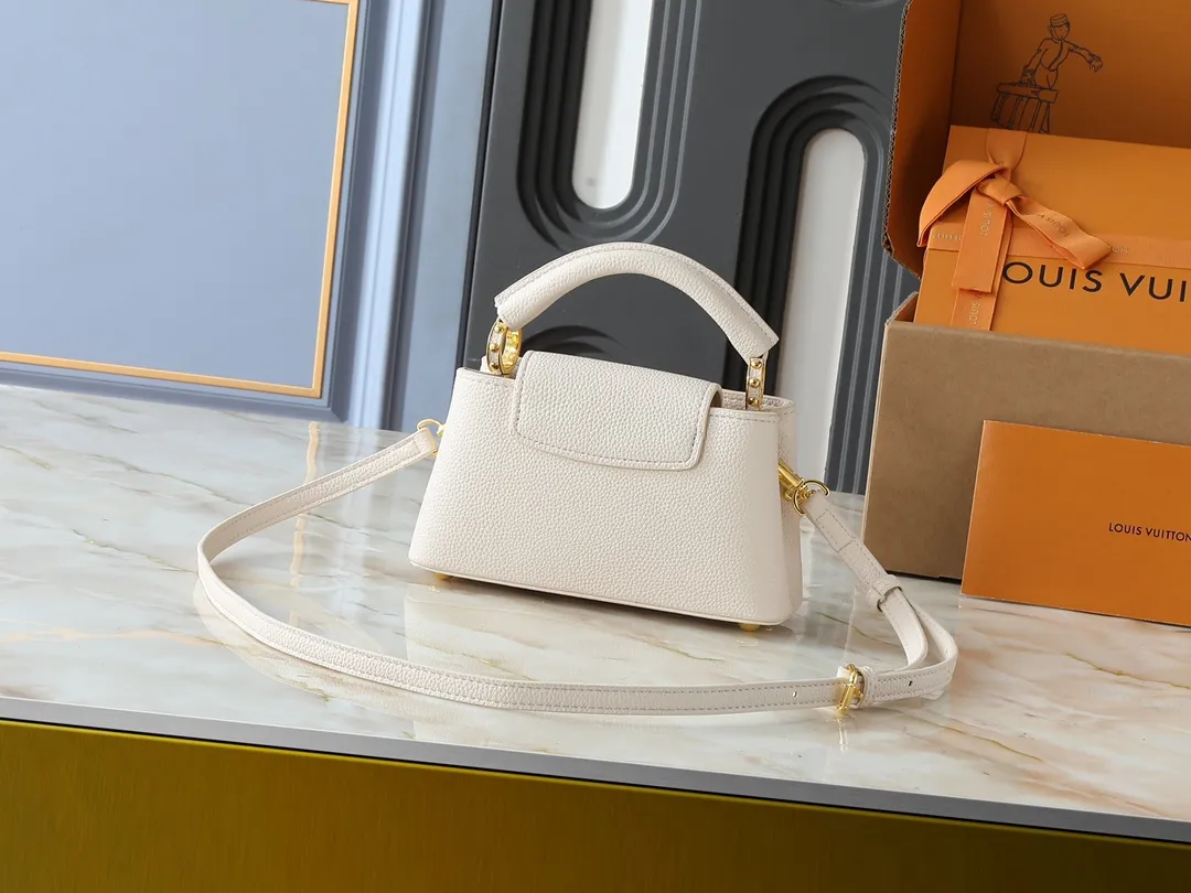💰420💰Guangzhou goods Upgraded from the original M14381 M14970 M14393 M14972 M14971 This Harmony series launches the Capucines East West mini handbag, which uses a decorative chain to show the inspiration of the Monogram flower. Taurillon cow leather creates an exquisite structure, and the LV letters interpret the colorful brushstrokes of the Puffygram jewelry series. The flap can be folded in or out, and the inner pocket can safely store valuables. Dimensions: 22.0 x 12.0 x 8.0 cm (length x height x width)