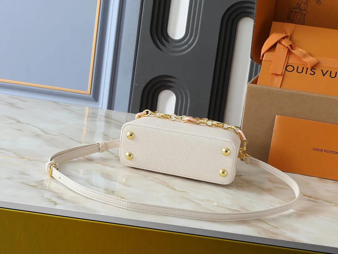 💰420💰Guangzhou goods Upgraded from the original M14381 M14970 M14393 M14972 M14971 This Harmony series launches the Capucines East West mini handbag, which uses a decorative chain to show the inspiration of the Monogram flower. Taurillon cow leather creates an exquisite structure, and the LV letters interpret the colorful brushstrokes of the Puffygram jewelry series. The flap can be folded in or out, and the inner pocket can safely store valuables. Dimensions: 22.0 x 12.0 x 8.0 cm (length x height x width)