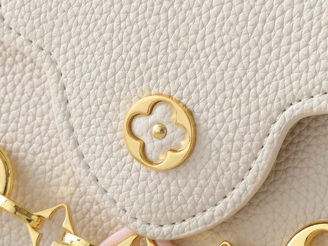 💰420💰Guangzhou goods Upgraded from the original M14381 M14970 M14393 M14972 M14971 This Harmony series launches the Capucines East West mini handbag, which uses a decorative chain to show the inspiration of the Monogram flower. Taurillon cow leather creates an exquisite structure, and the LV letters interpret the colorful brushstrokes of the Puffygram jewelry series. The flap can be folded in or out, and the inner pocket can safely store valuables. Dimensions: 22.0 x 12.0 x 8.0 cm (length x height x width)