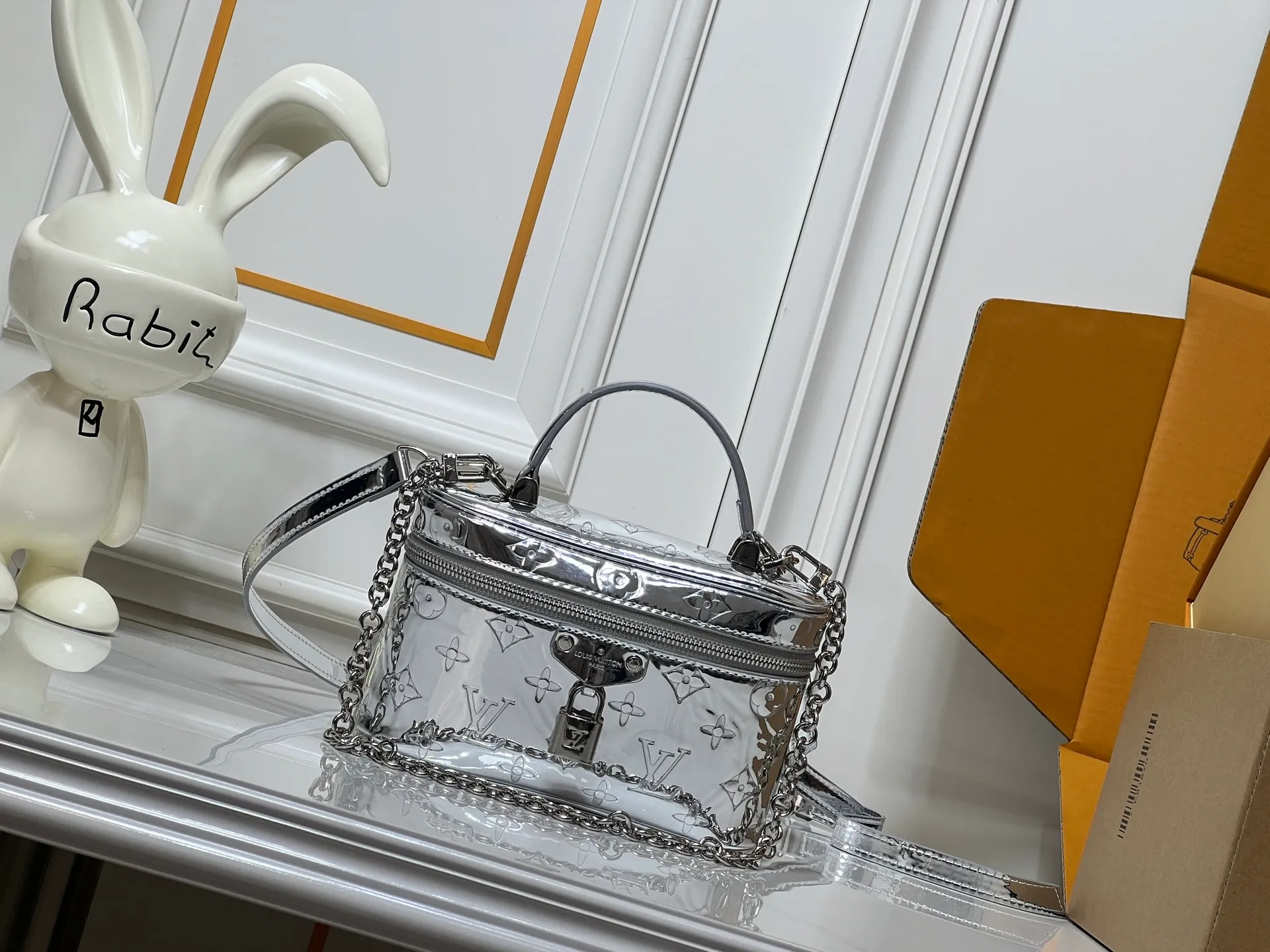 Batch 280💰M26097 M47125 This Vanity Chain Pouch handbag is from the LVSki series. It draws inspiration from the brand's traditional cosmetic cases and uses Monogram Miroir canvas to interpret the spirit of travel. The LV letter-engraved padlock, detachable shoulder strap and chain highlight the exquisite details. The Yiyi structure can easily accommodate daily necessities such as a small coin purse and sunglasses. Dimensions: 19x11.5x6.5