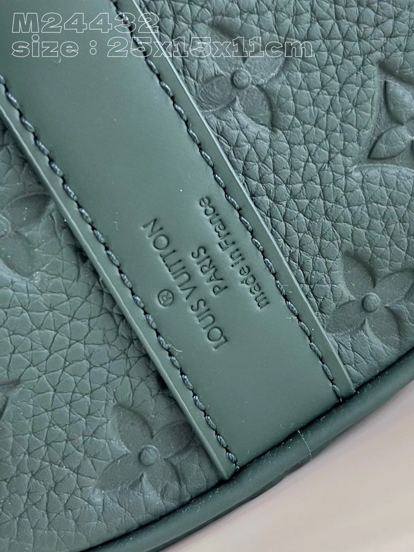💰980 (top-grain leather) Top-quality original individual real shot M24432 Green】The classic Keepall travel bag is cut into a compact shape from soft Monogram embossed Taurillon leather in 2024. It is darkly dyed to present rich tones, expressing the inspiration of the outdoor beauty. A Louis Vuitton-signed shoulder strap adds another signature touch. 25 x 15 x 11 cm (length x height x width)