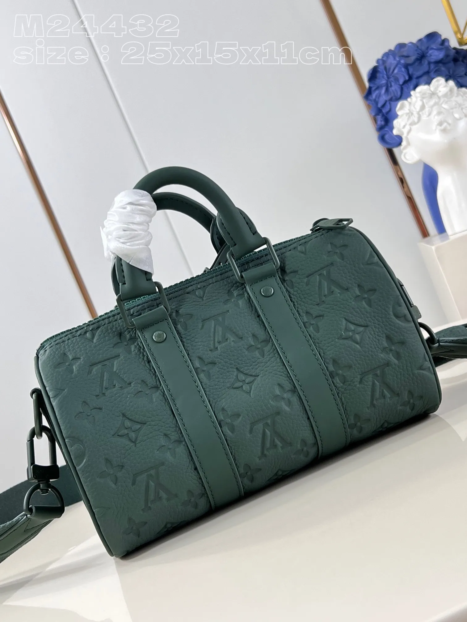 💰980 (top-grain leather) Top-quality original individual real shot M24432 Green】The classic Keepall travel bag is cut into a compact shape from soft Monogram embossed Taurillon leather in 2024. It is darkly dyed to present rich tones, expressing the inspiration of the outdoor beauty. A Louis Vuitton-signed shoulder strap adds another signature touch. 25 x 15 x 11 cm (length x height x width)