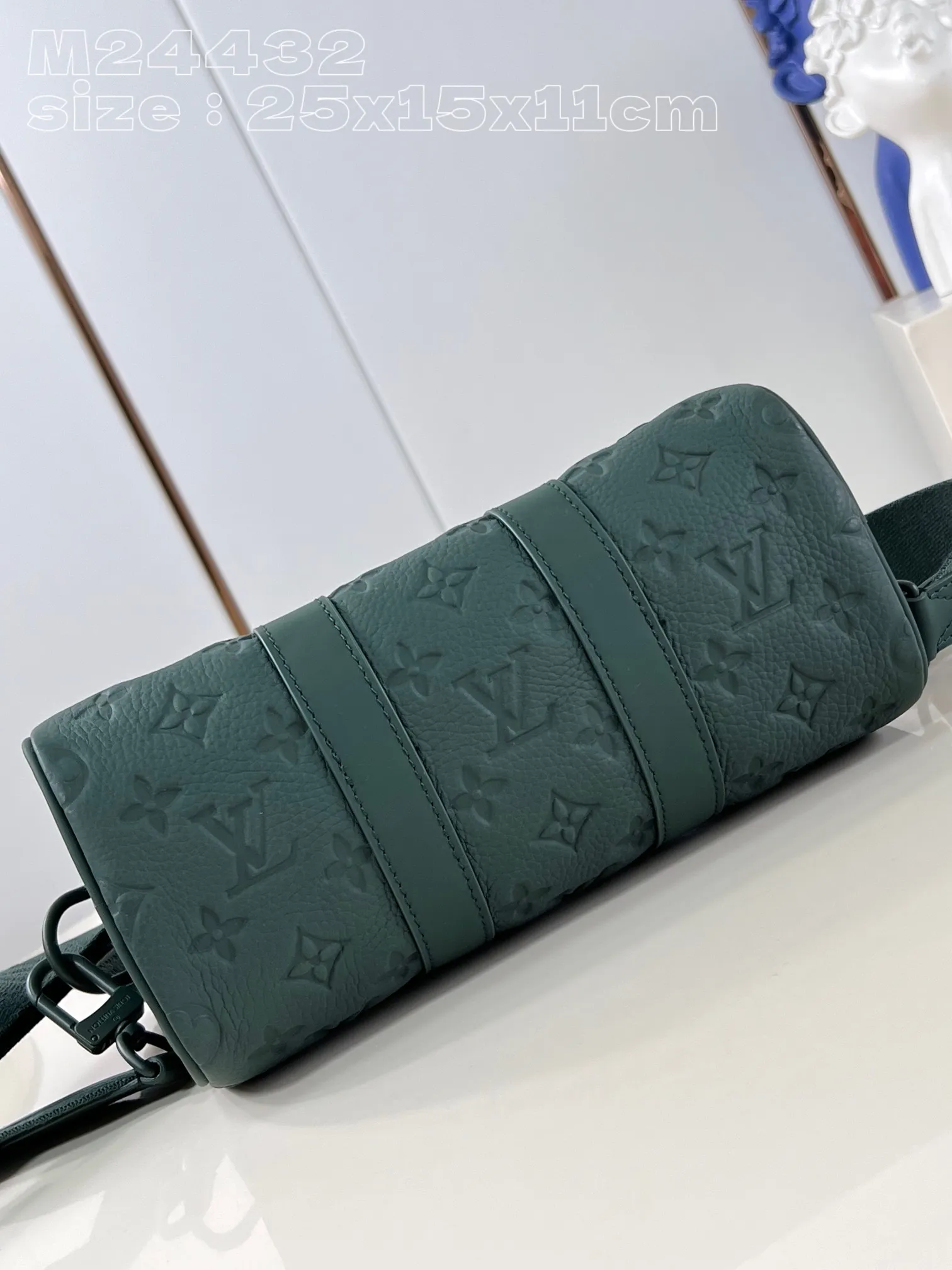 💰980 (top-grain leather) Top-quality original individual real shot M24432 Green】The classic Keepall travel bag is cut into a compact shape from soft Monogram embossed Taurillon leather in 2024. It is darkly dyed to present rich tones, expressing the inspiration of the outdoor beauty. A Louis Vuitton-signed shoulder strap adds another signature touch. 25 x 15 x 11 cm (length x height x width)