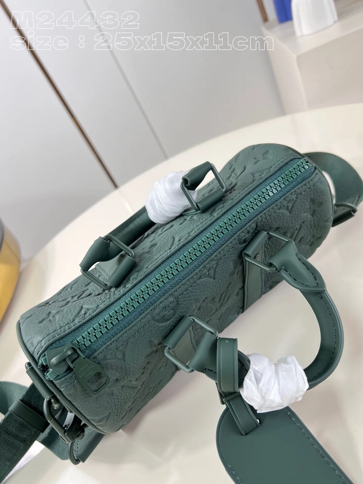 💰980 (top-grain leather) Top-quality original individual real shot M24432 Green】The classic Keepall travel bag is cut into a compact shape from soft Monogram embossed Taurillon leather in 2024. It is darkly dyed to present rich tones, expressing the inspiration of the outdoor beauty. A Louis Vuitton-signed shoulder strap adds another signature touch. 25 x 15 x 11 cm (length x height x width)