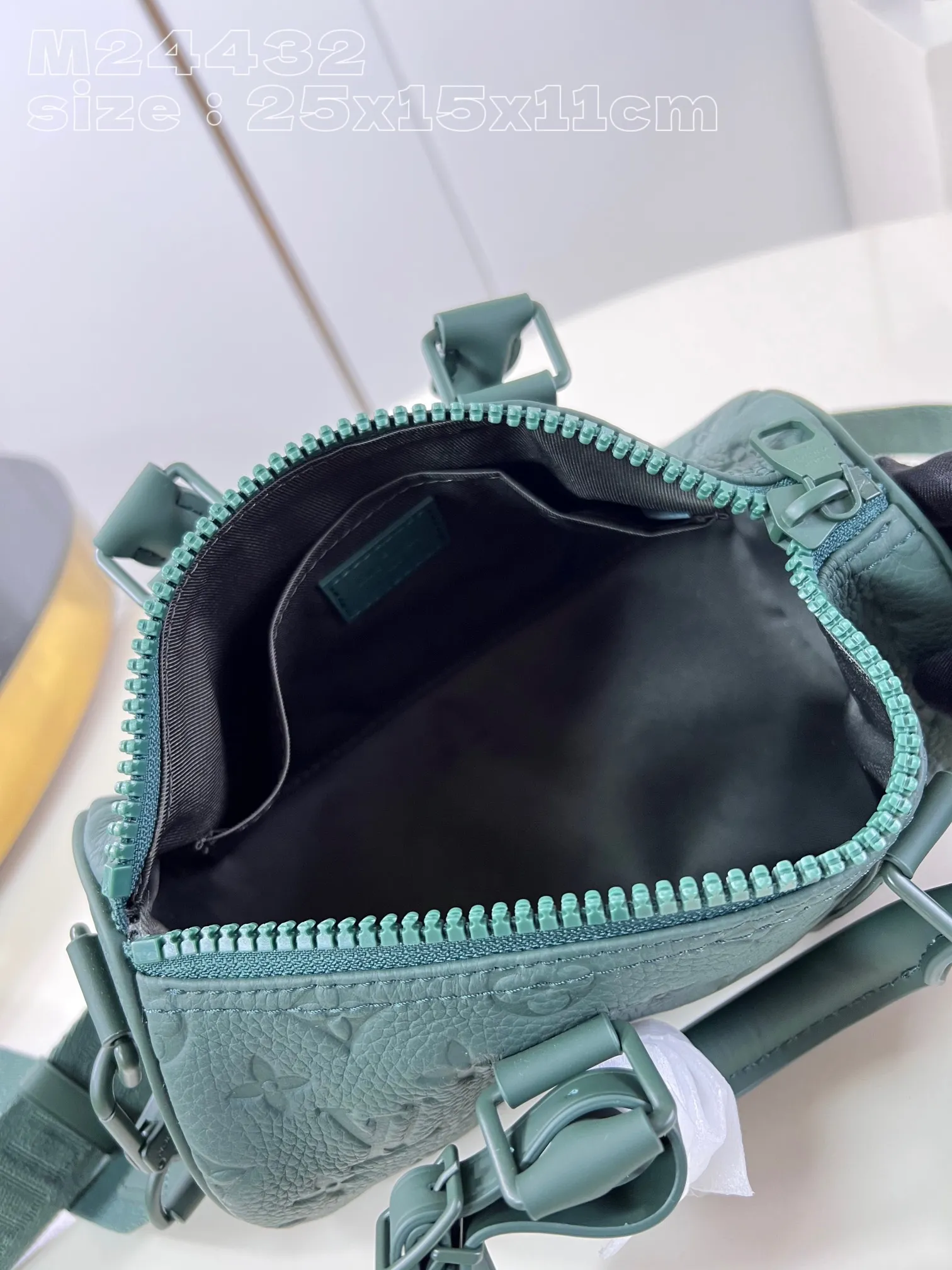 💰980 (top-grain leather) Top-quality original individual real shot M24432 Green】The classic Keepall travel bag is cut into a compact shape from soft Monogram embossed Taurillon leather in 2024. It is darkly dyed to present rich tones, expressing the inspiration of the outdoor beauty. A Louis Vuitton-signed shoulder strap adds another signature touch. 25 x 15 x 11 cm (length x height x width)