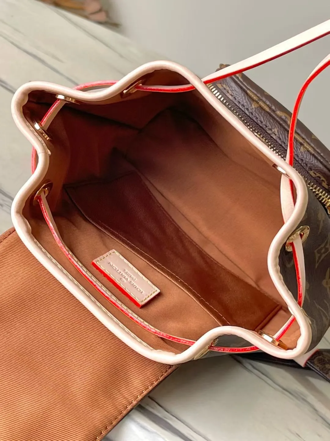 💰980 Top Original M11199 This Montsouris mini backpack is made of Monogram coated canvas with cow leather trim, and the cow leather bottom creates a sophisticated structure. Top handles and adjustable leather straps allow for on-trend style, while a drawstring and magnetic closure ensure secure storage. Dimensions: 24 × 25 × 12 cm