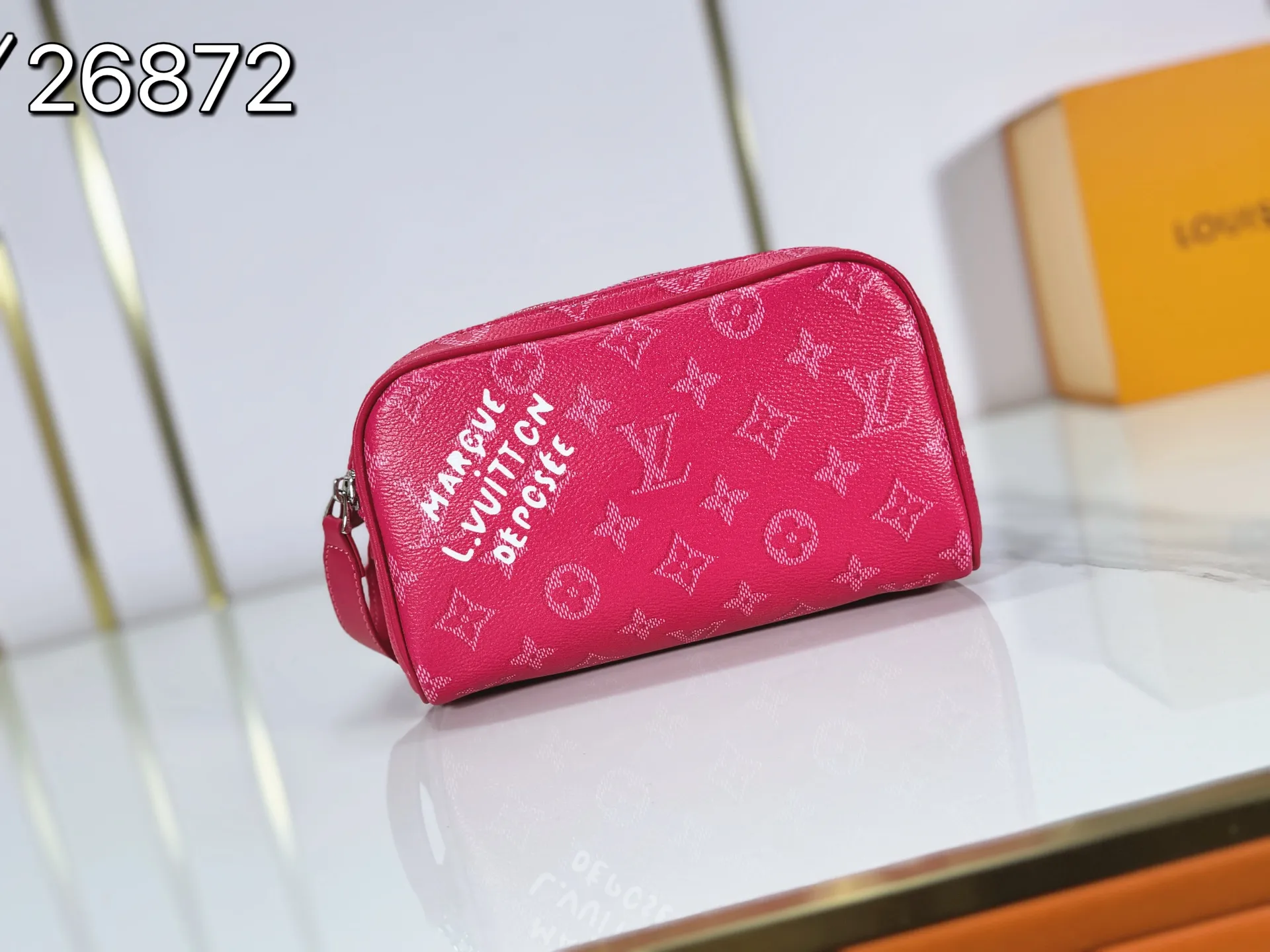 P180 Upgraded original M26872 M27158 M26871 M26870 This Dopp Kit mini toiletry bag is made of brightly colored Monogram Heritage coated canvas with cow leather details. The double-zipper wide-mouth closure makes it easy to access toiletries, and the washable fabric lining adds functionality. Dimensions: 20 x 13 x 12 (cm) ((length x height x width)