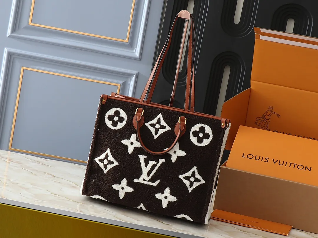 💰260💰Upgraded from the original M44571 M45039 M45321 This Onthego medium handbag is decorated with classic Monogram canvas and Monogram Reverse canvas on both sides, showing different styles at will. Toron's dual handles and shoulder strap allow for a variety of carrying options. Dimensions: 41.0 x 34.0 x 19.0 cm (length x height x width)
