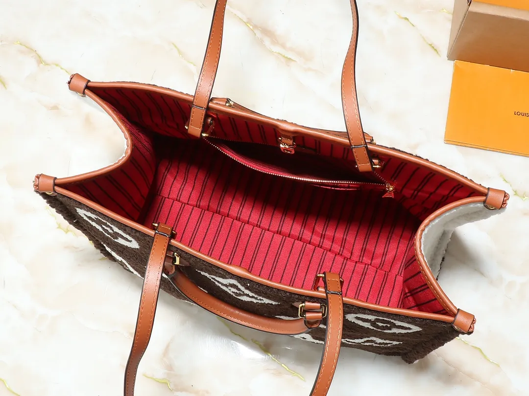 💰260💰Upgraded from the original M44571 M45039 M45321 This Onthego medium handbag is decorated with classic Monogram canvas and Monogram Reverse canvas on both sides, showing different styles at will. Toron's dual handles and shoulder strap allow for a variety of carrying options. Dimensions: 41.0 x 34.0 x 19.0 cm (length x height x width)