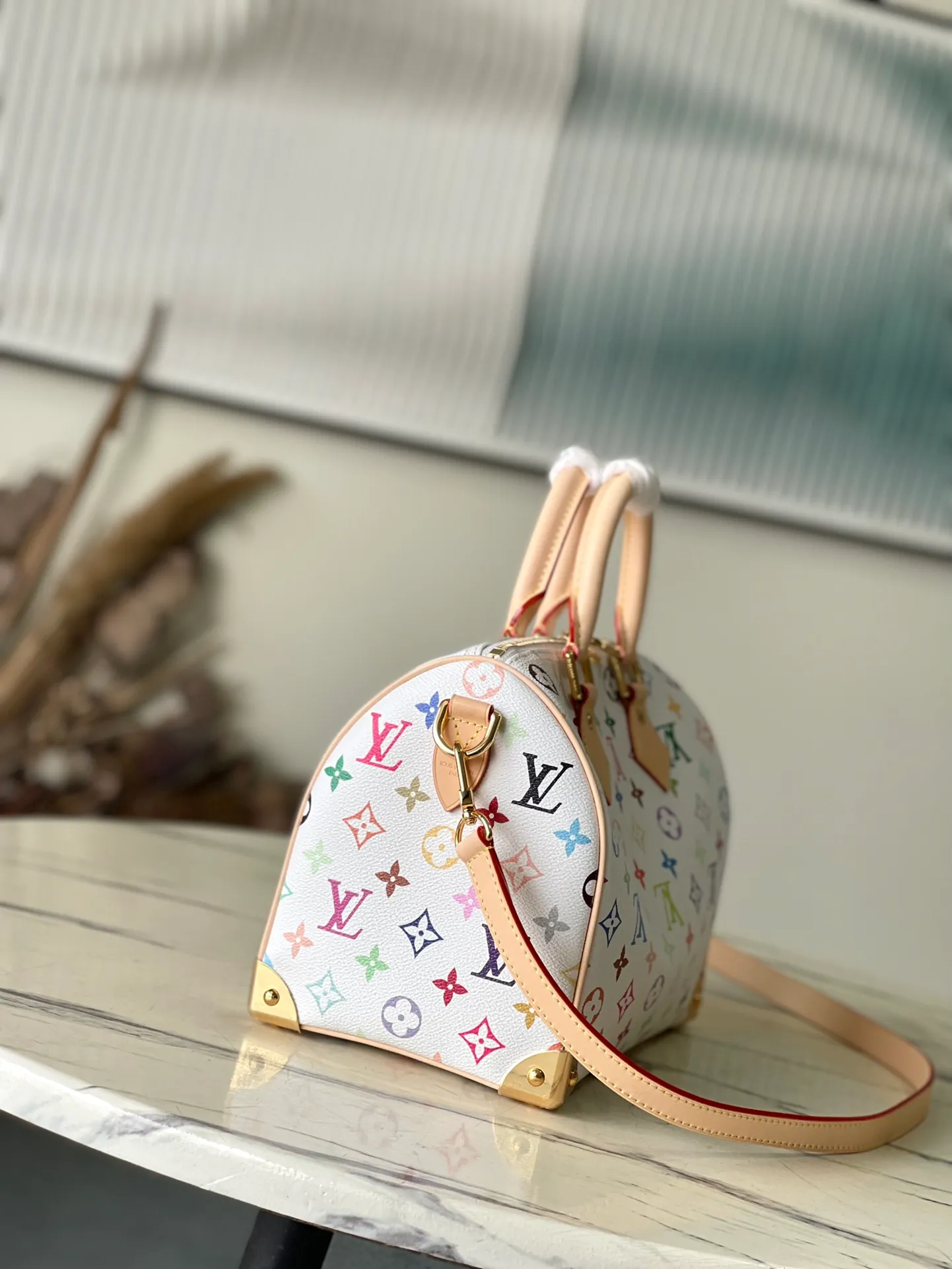 💰1140 Top original order M13085 This Speedy Bandouliere25 handbag renders the classic Monogram pattern with the bright colors of Japanese artist Takashi Murakami. Together with the bow-shaped key bag, it highlights the smart style of the Louis Vuitton × Murakami collaboration series. The Toron handle and detachable and adjustable shoulder strap are fashioned from calf leather, and the dazzling padlock and corners are a reference to the brand's luggage elements. Dimensions: 25 × 19 × 15 cm