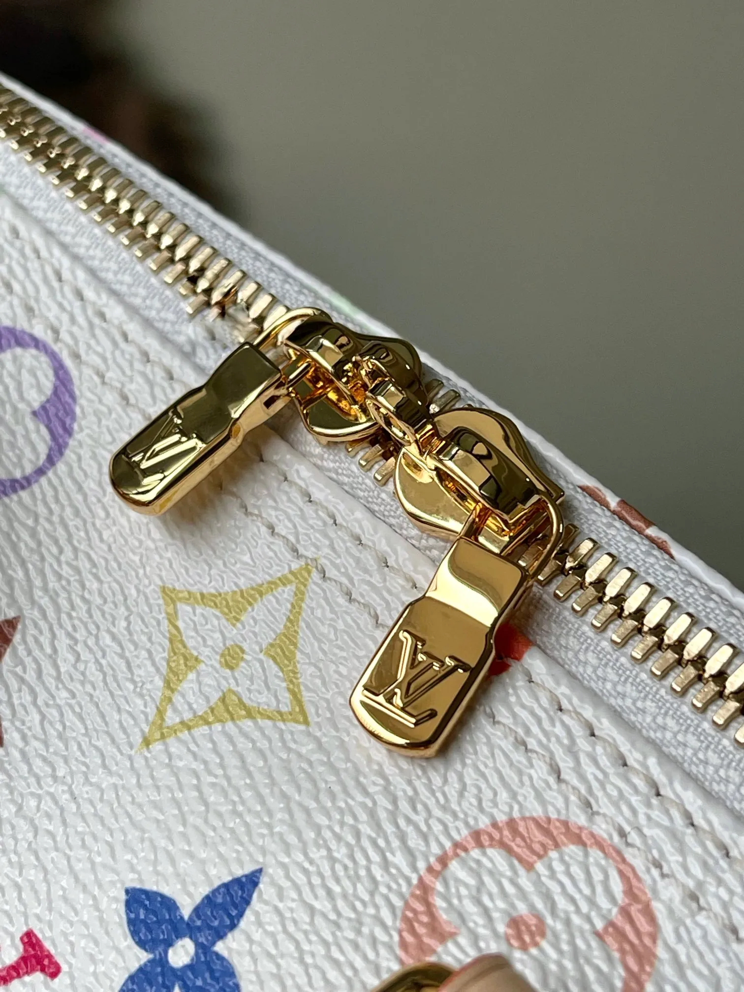 💰1140 Top original order M13085 This Speedy Bandouliere25 handbag renders the classic Monogram pattern with the bright colors of Japanese artist Takashi Murakami. Together with the bow-shaped key bag, it highlights the smart style of the Louis Vuitton × Murakami collaboration series. The Toron handle and detachable and adjustable shoulder strap are fashioned from calf leather, and the dazzling padlock and corners are a reference to the brand's luggage elements. Dimensions: 25 × 19 × 15 cm