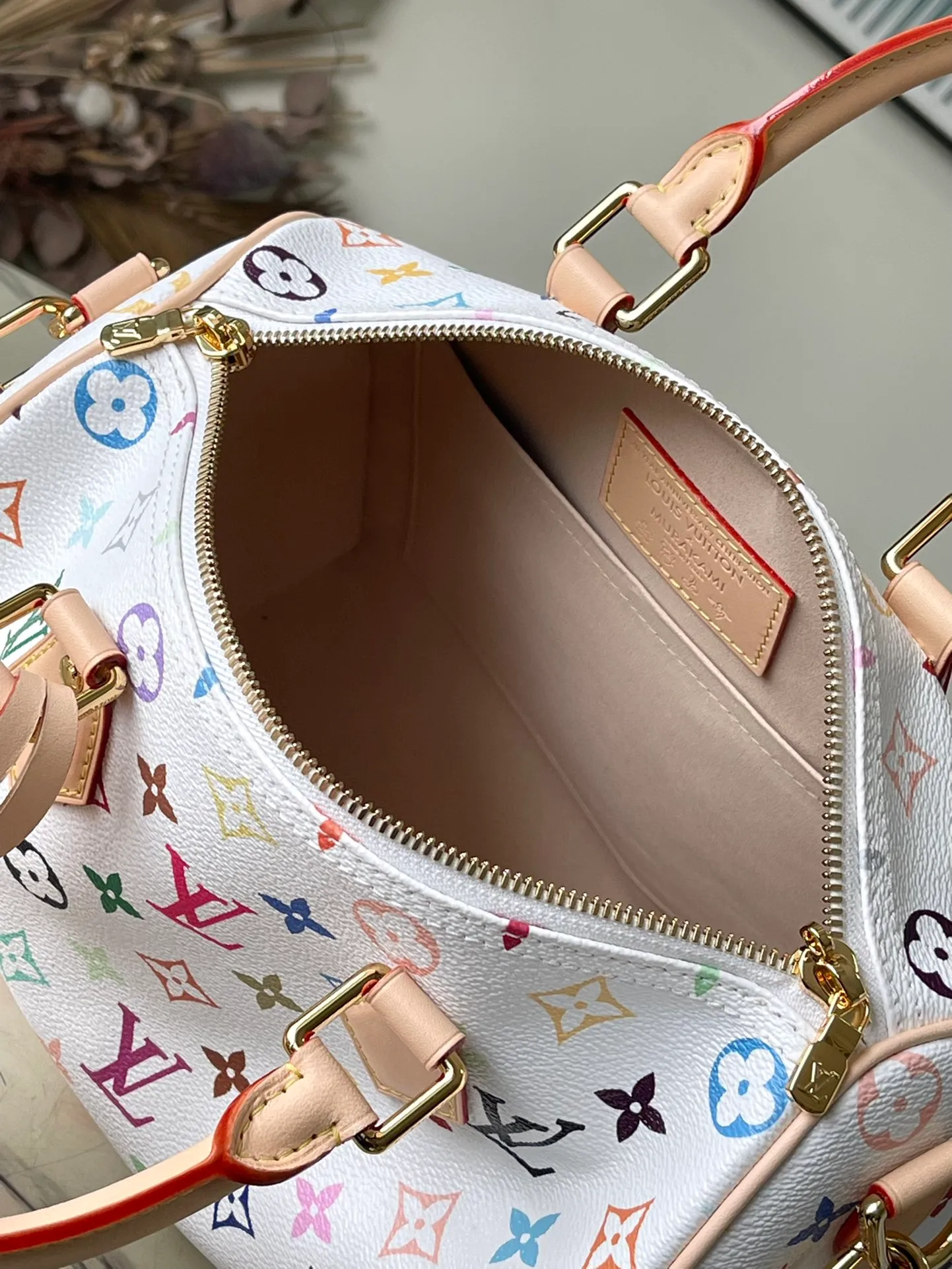 💰1140 Top original order M13085 This Speedy Bandouliere25 handbag renders the classic Monogram pattern with the bright colors of Japanese artist Takashi Murakami. Together with the bow-shaped key bag, it highlights the smart style of the Louis Vuitton × Murakami collaboration series. The Toron handle and detachable and adjustable shoulder strap are fashioned from calf leather, and the dazzling padlock and corners are a reference to the brand's luggage elements. Dimensions: 25 × 19 × 15 cm
