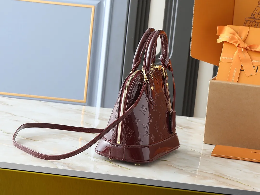 💰240💰Upgraded from the original model, the same patent leather series 53152.91606Alma BB 40302, 93595, handbags are derived from the classic Louis Vuitton bag designed in 1934. This compact bag easily holds keys, wallet, smartphone and lipstick. Detachable shoulder strap for cross-body wear. This modern version of the bag continues its classic silhouette, in Epi leather in bright and inspiring colours, dimensions: 25x19x11