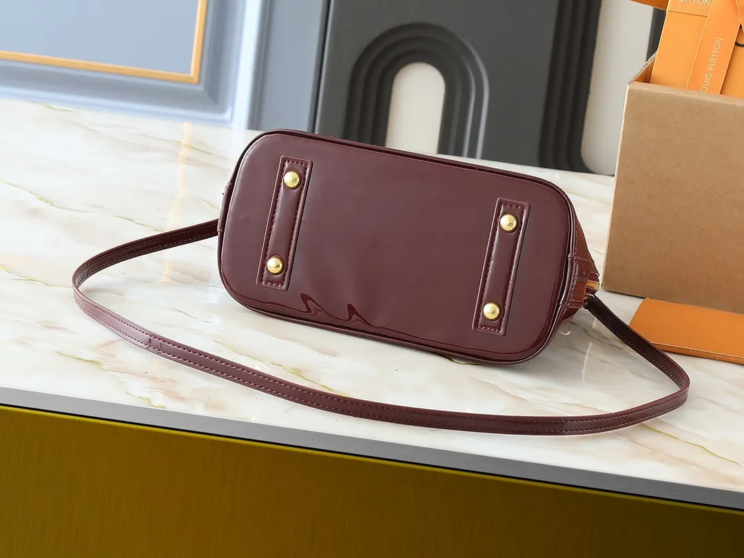 💰240💰Upgraded from the original model, the same patent leather series 53152.91606Alma BB 40302, 93595, handbags are derived from the classic Louis Vuitton bag designed in 1934. This compact bag easily holds keys, wallet, smartphone and lipstick. Detachable shoulder strap for cross-body wear. This modern version of the bag continues its classic silhouette, in Epi leather in bright and inspiring colours, dimensions: 25x19x11
